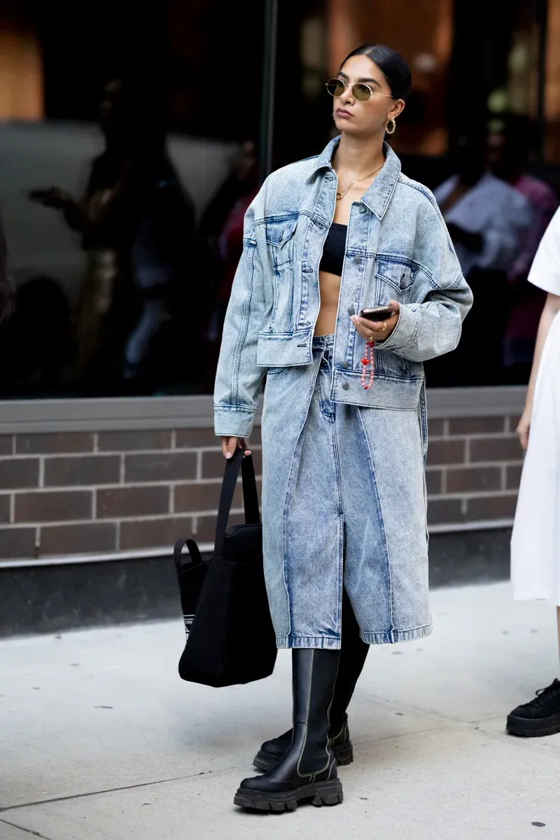 Phối chân váy jean dài theo phong cách “denim on denim” cực chất