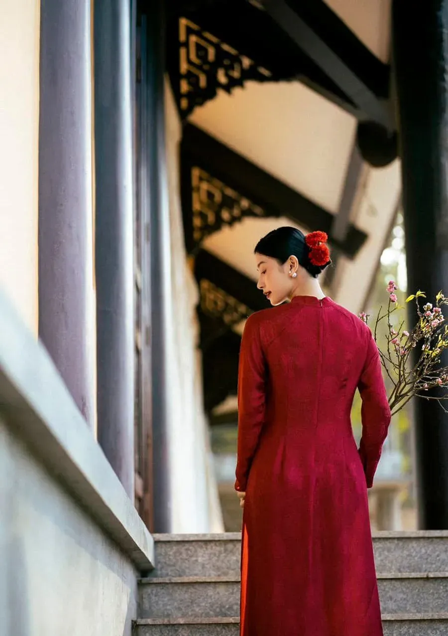 Tạo dáng chụp ảnh áo dài từ phía sau cực sang trọng