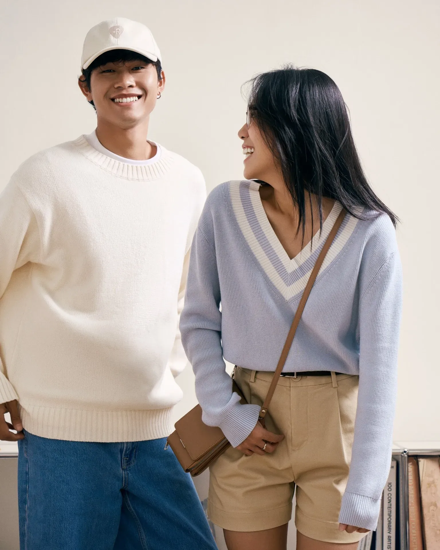Áo len trắng và xanh nhẹ kết hợp cùng quần jean sáng màu tuy đơn giản nhưng không kém phần sành điệu