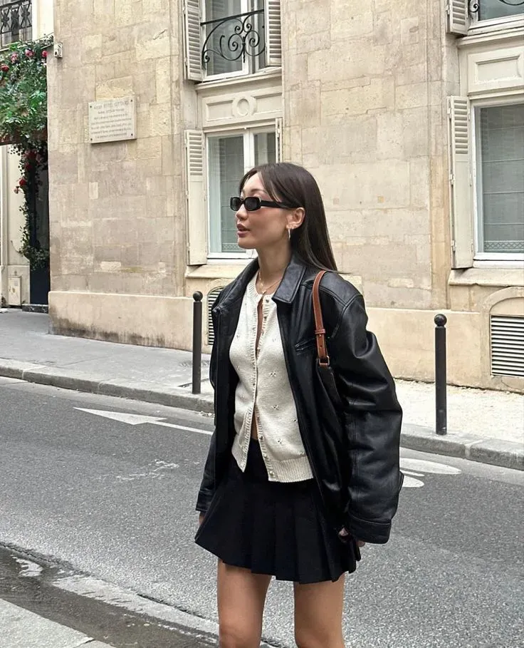 Phối áo cardigan nữ croptop với áo jacket da cá tính (Nguồn: Internet)