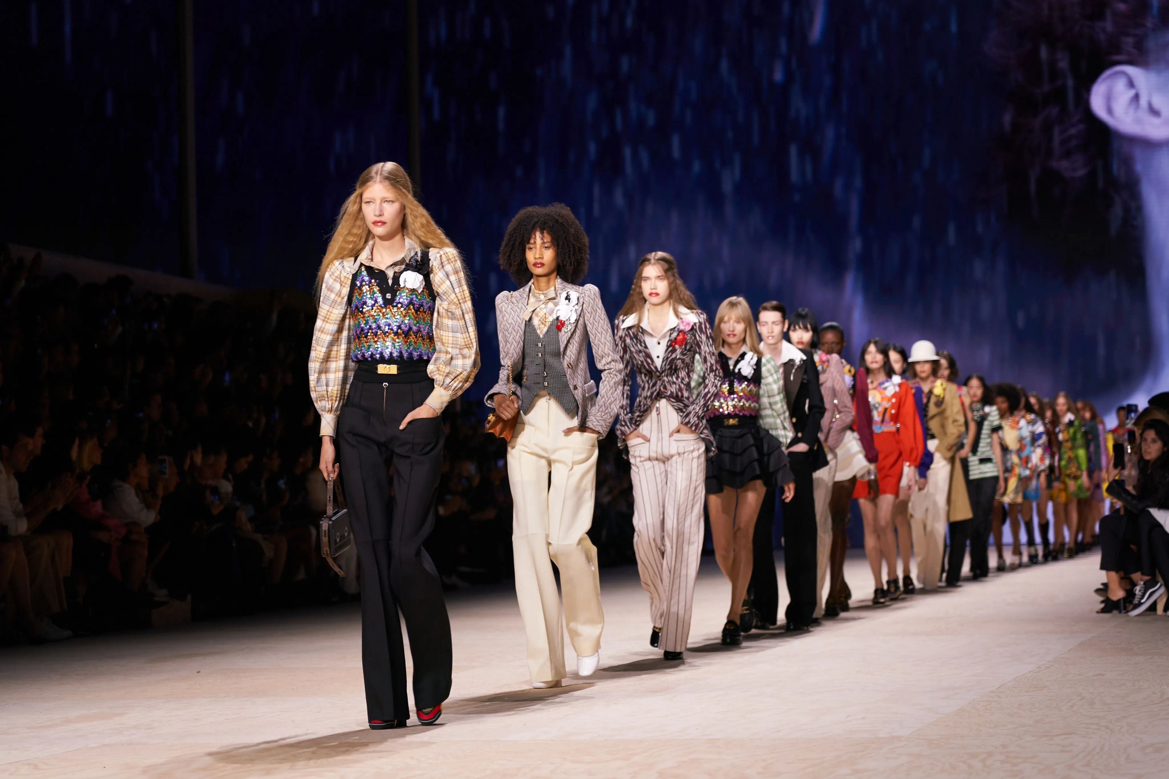Fashion show là sự kiện trình diễn bộ sưu tập thời trang trên sàn catwalk