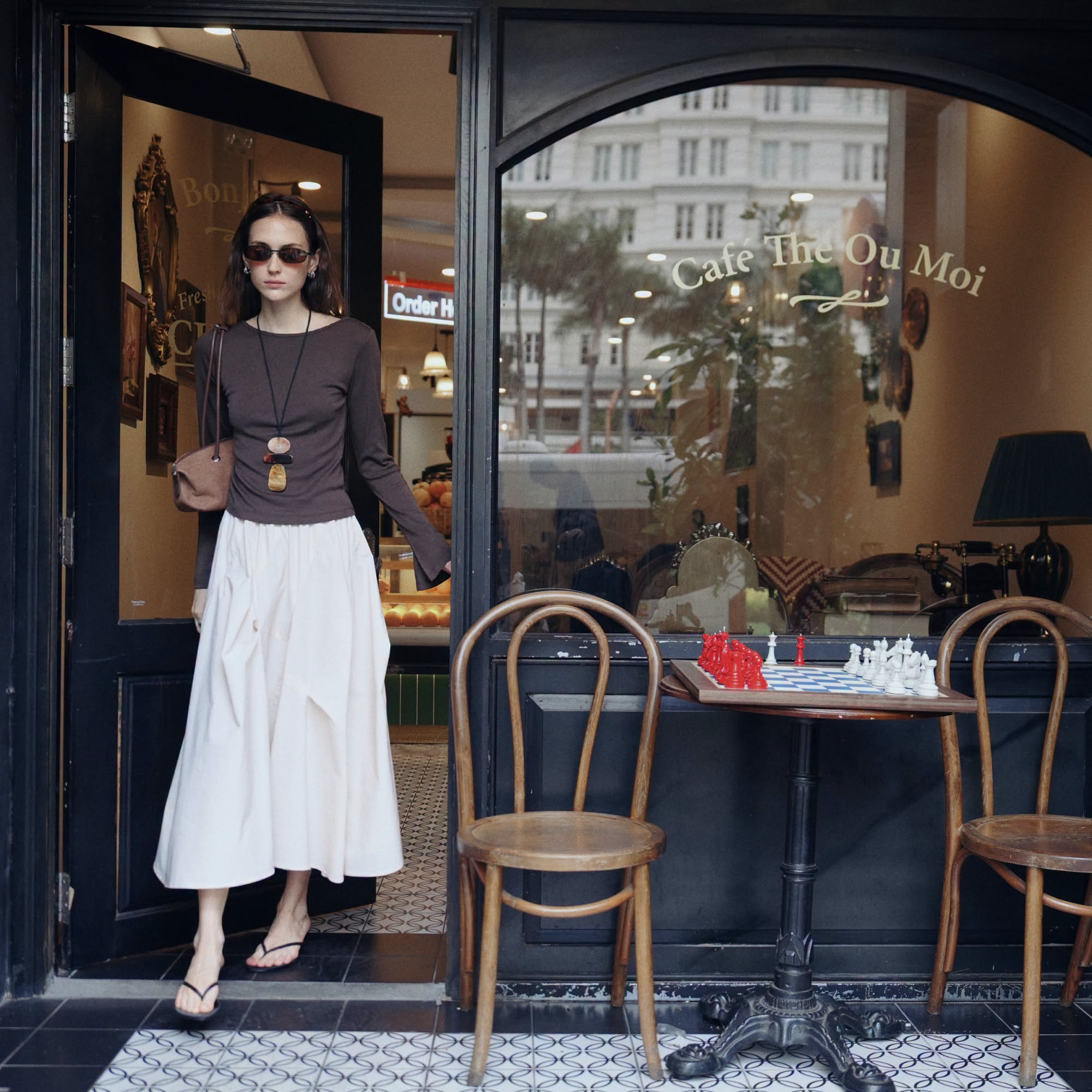 Gợi ý outfit áo dài tay phối chân váy maxi nhẹ nhàng cho buổi cà phê hoặc dạo phố cùng nhau