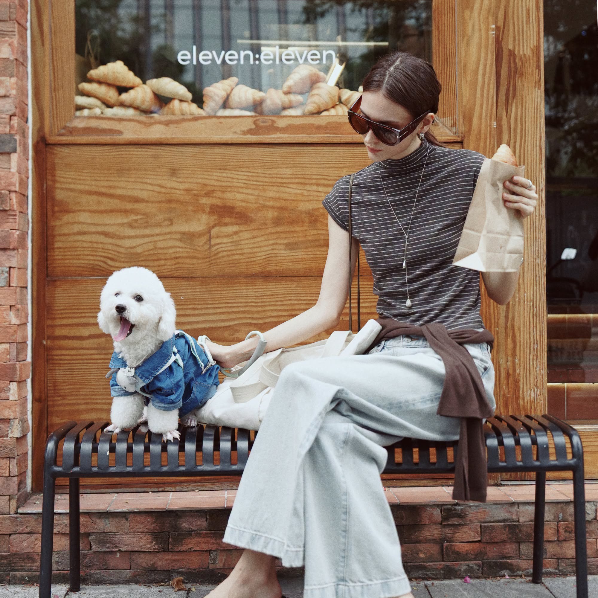 Quần jeans ống rộng đi cùng áo thun là gợi ý mix & match trẻ trung, dễ mặc