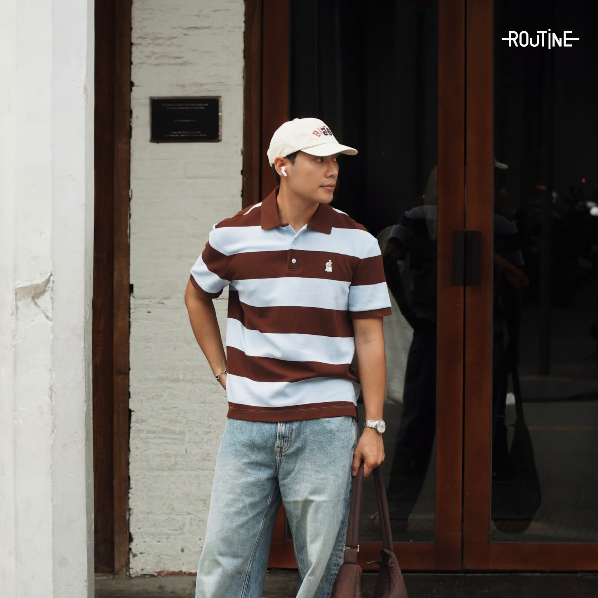 Áo polo sọc ngang phối quần jeans sáng màu giữ vẻ trẻ trung, gọn gàng