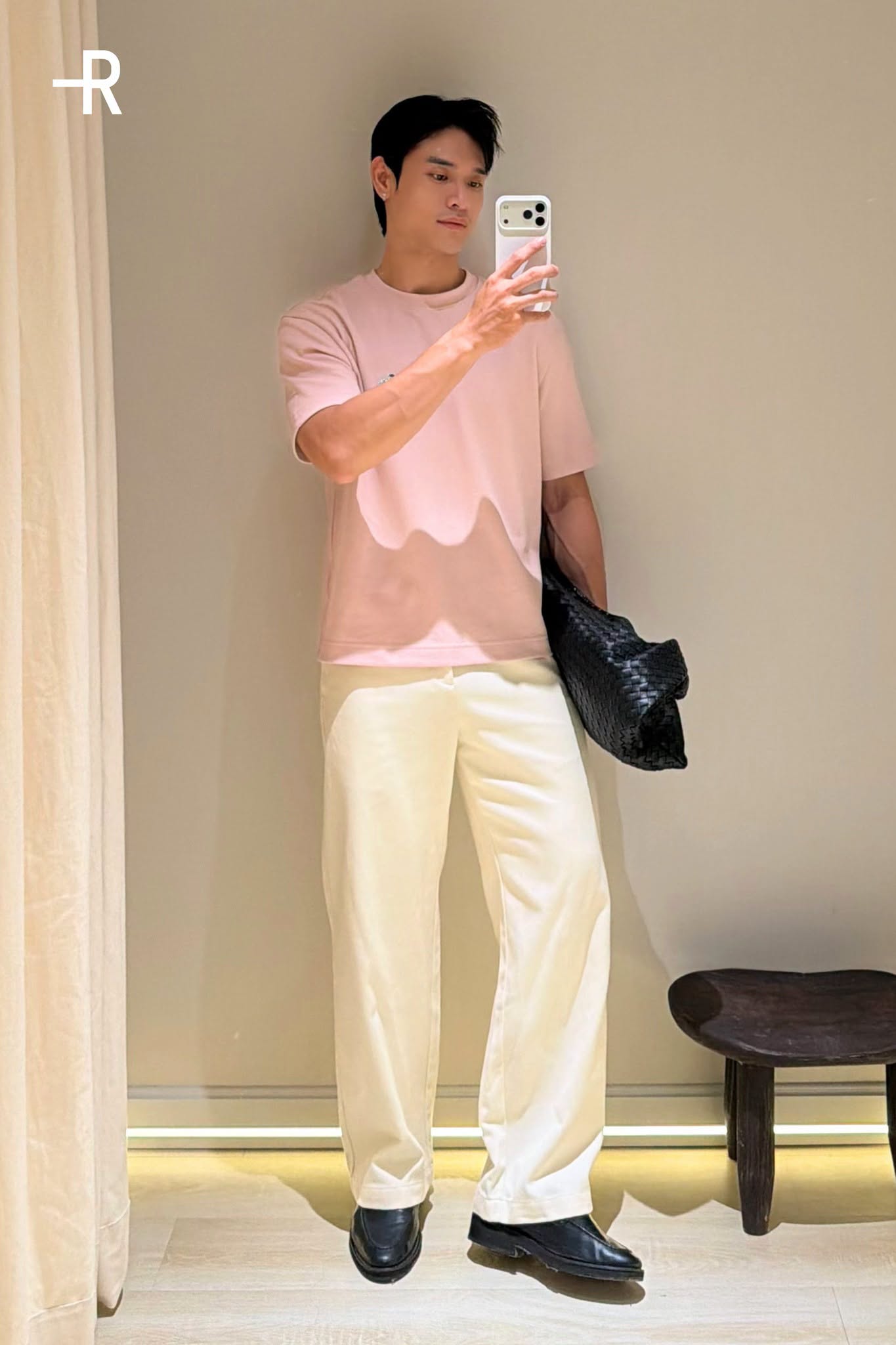 Outfit áo thun pastel phối quần kaki trẻ trung, năng động