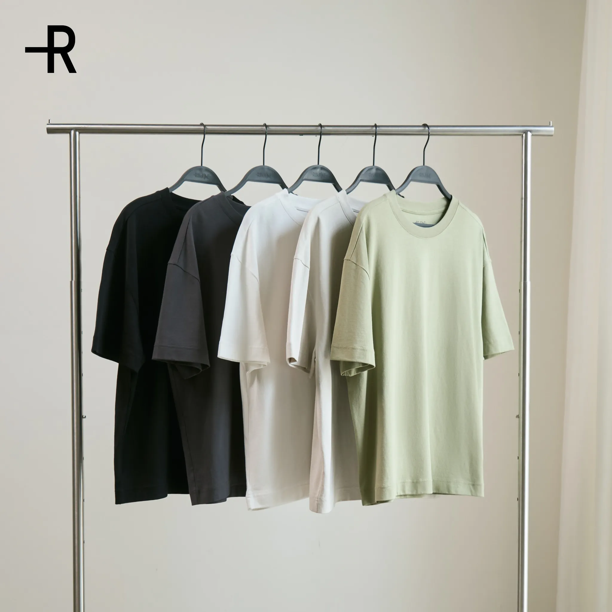 Áo form boxy là kiểu áo được thiết kế rộng rãi, vuông vức với đường cắt thẳng từ vai đến gấu