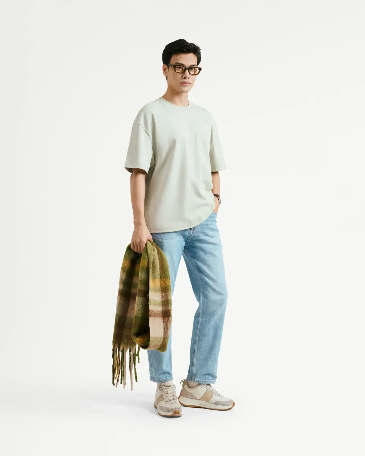 Cách phối áo thun boxy trơn cùng quần jeans gọn gàng