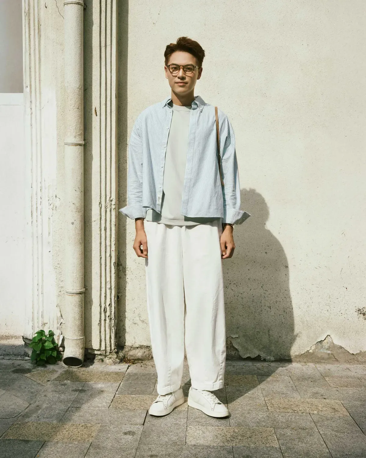 Áo sơ mi tay dài form boxy kết hợp quần denim trắng thanh lịch, chỉn chu