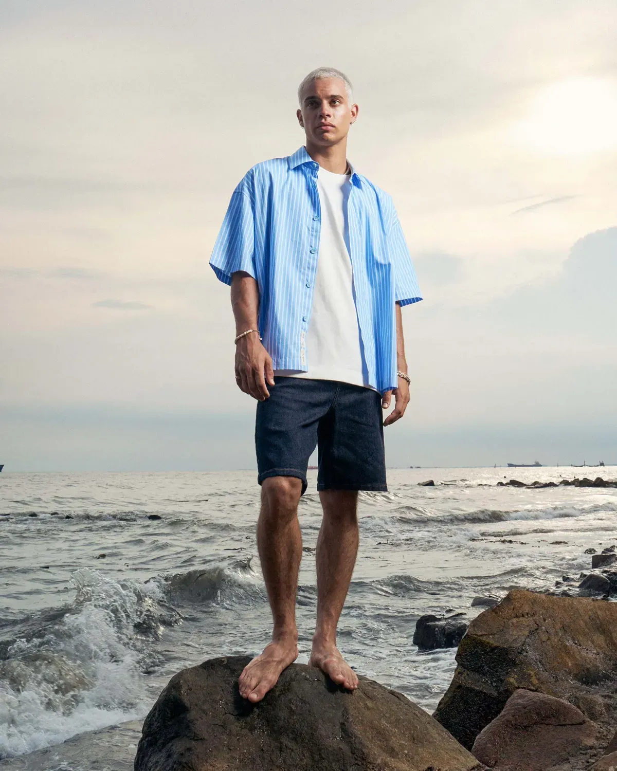 Sơ mi tay ngắn form boxy khoác ngoài cùng quần short jeans phóng khoáng