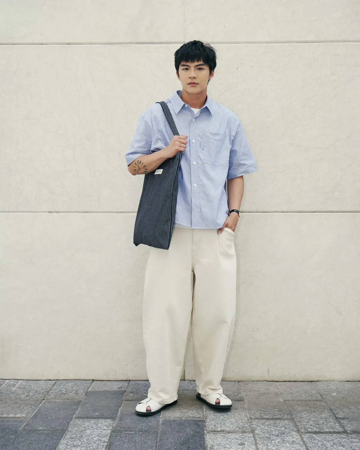 Outfit thanh lịch, gọn nhẹ khi mix áo sơ mi tay ngắn form boxy và quần denim