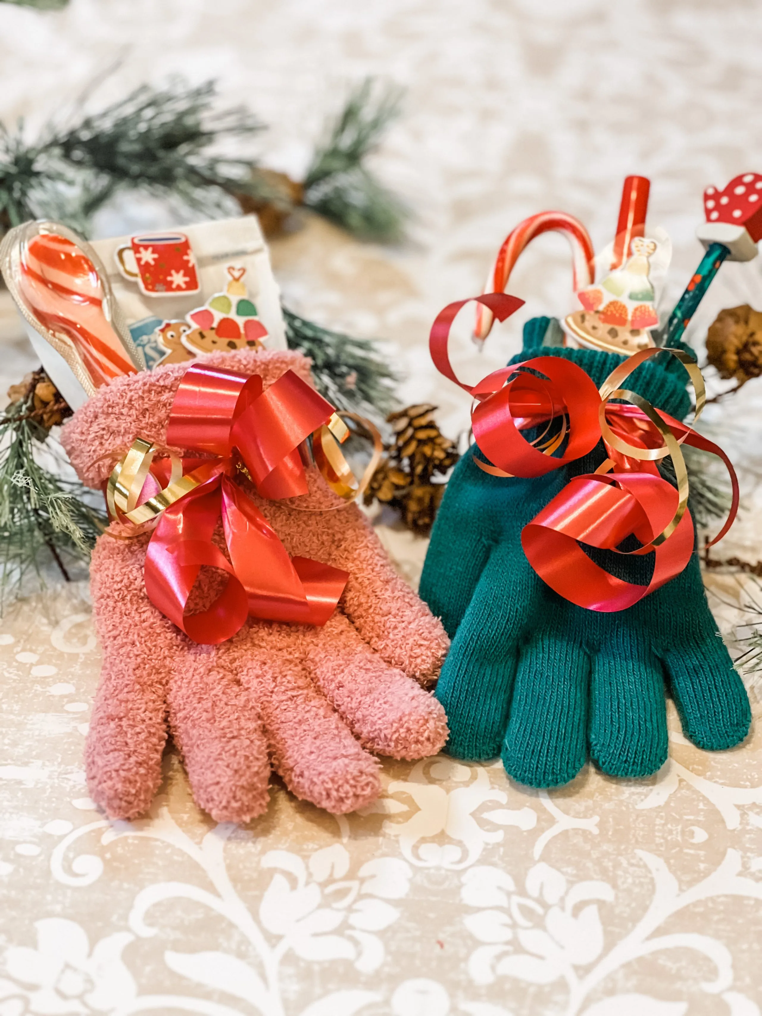 Găng tay là phụ kiện thời trang và món quà Noel hữu ích trong thời tiết lạnh giá (Nguồn: Internet)