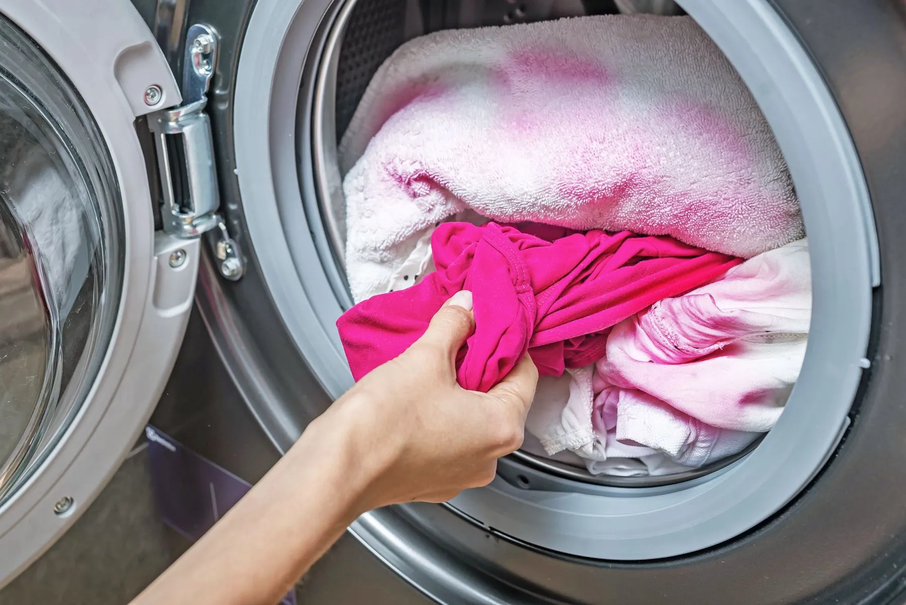 Giặt các loại đồ màu trộn lẫn rất dễ khiến quần áo bị lem màu khác