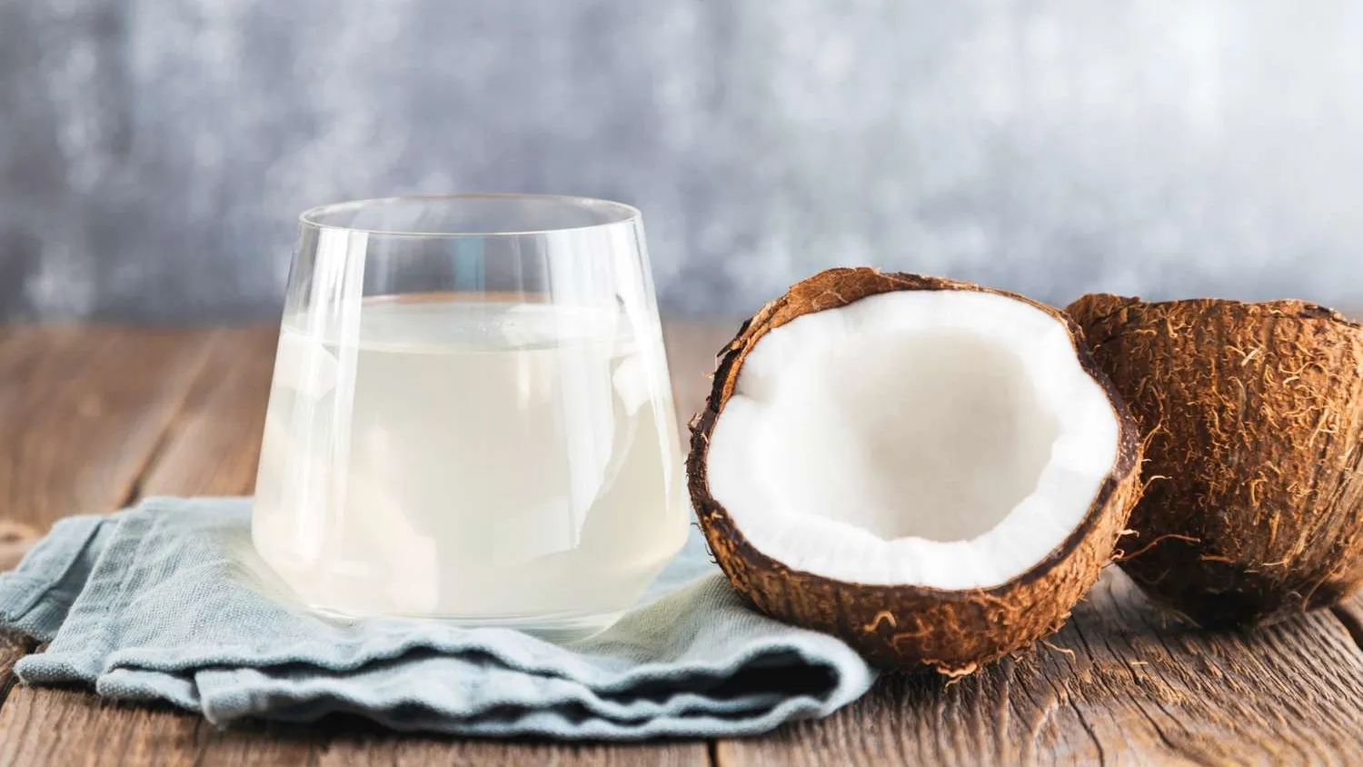Quần áo màu có thể được ngâm riêng trong nước dừa khô trước khi giặt để hạn chế phai màu