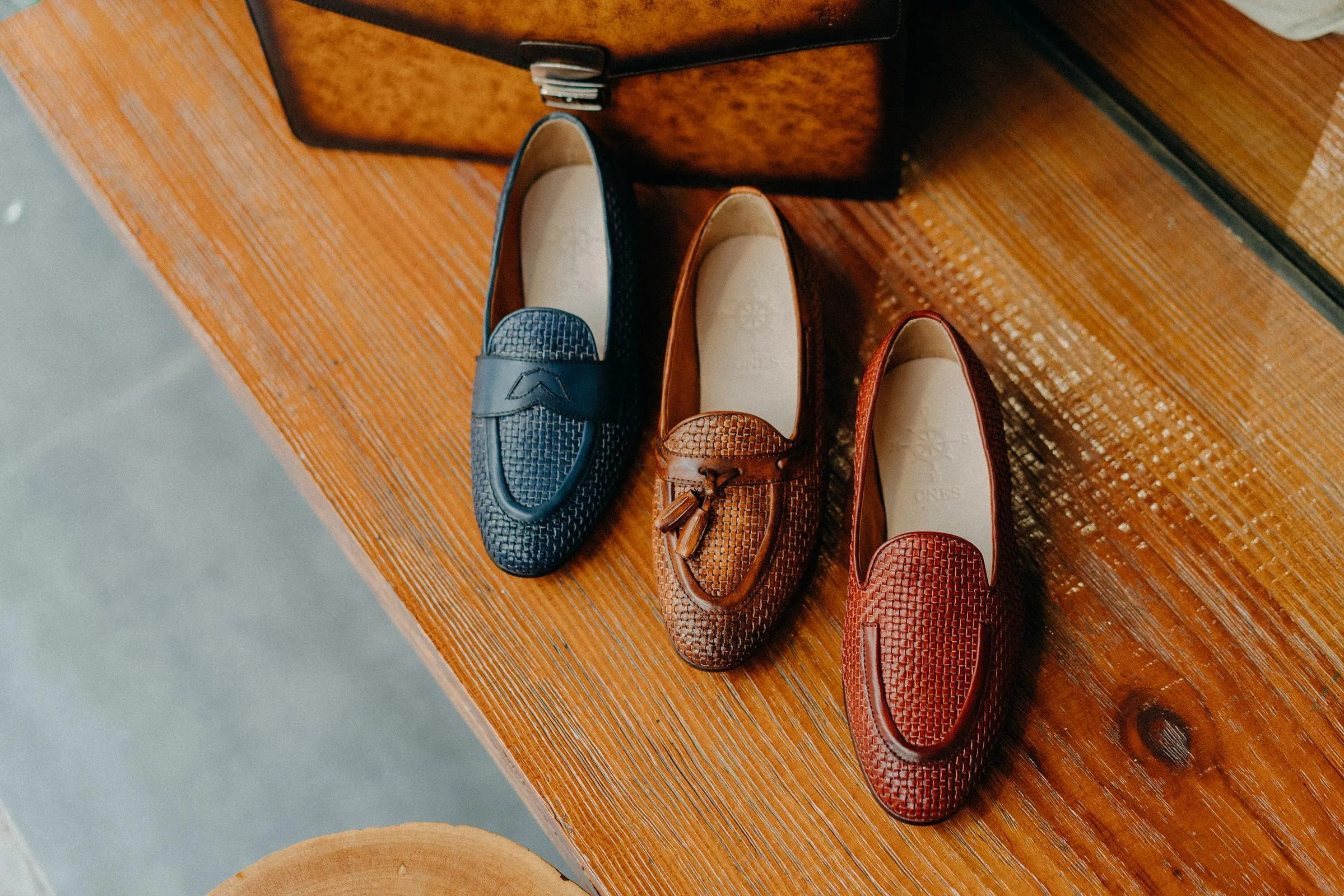 Giày loafer là một loại giày lười, không có dây buộc hay khóa cài, thường được làm từ da thật cao cấp (Nguồn: Internet)