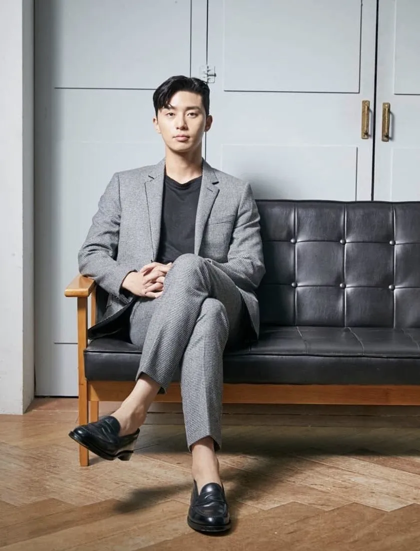 Phối suit với giày loafer thanh lịch, nam tính