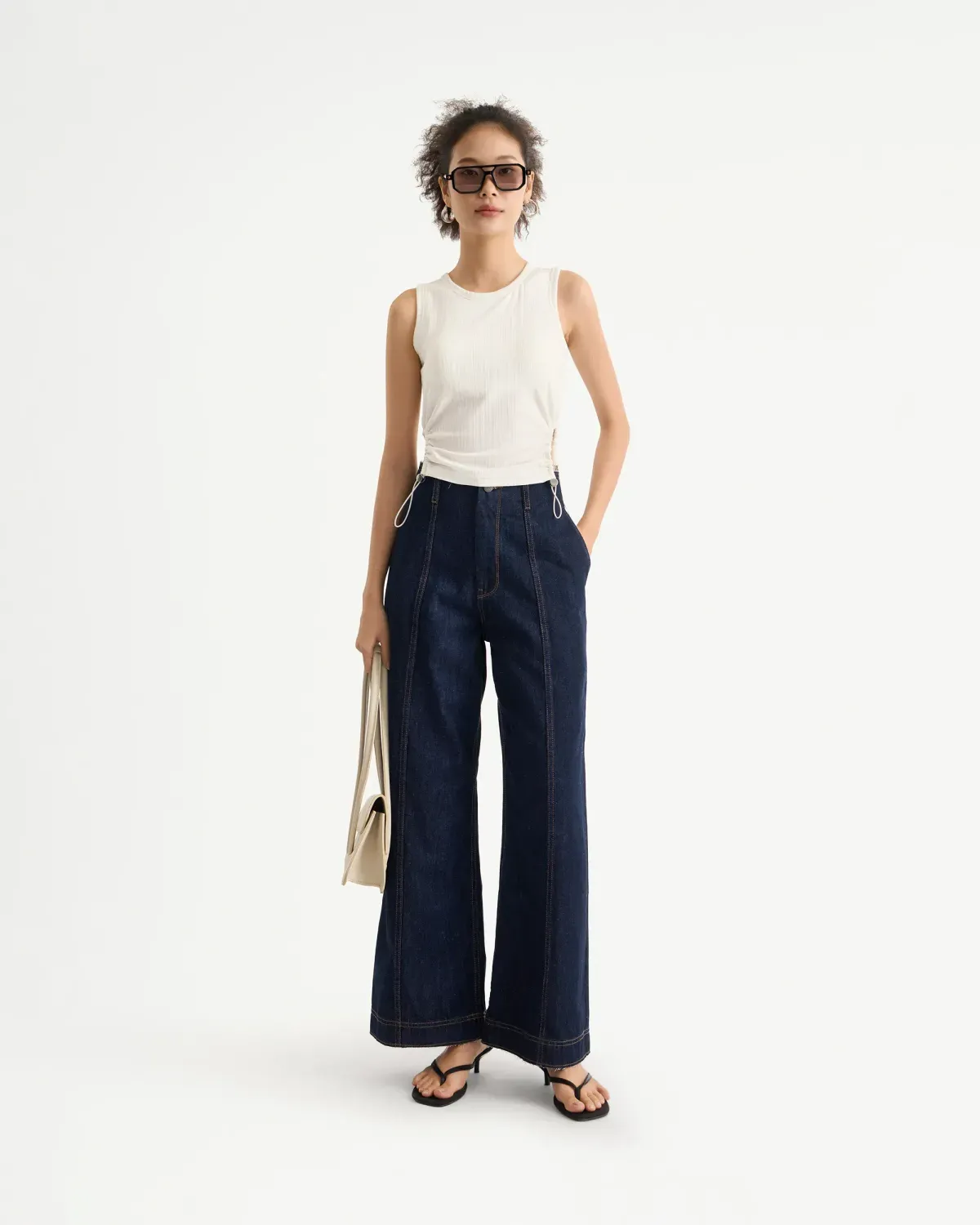Gợi ý áo tank top mix cùng quần jean ống suông cho phái đẹp (Nguồn: Routine)