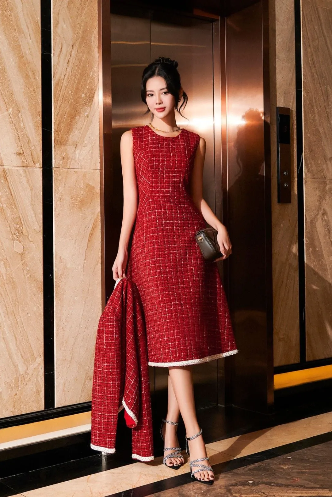 Gợi ý mẫu váy đầm đỏ Tết cộc tay vải tweed sang trọng, quý phái