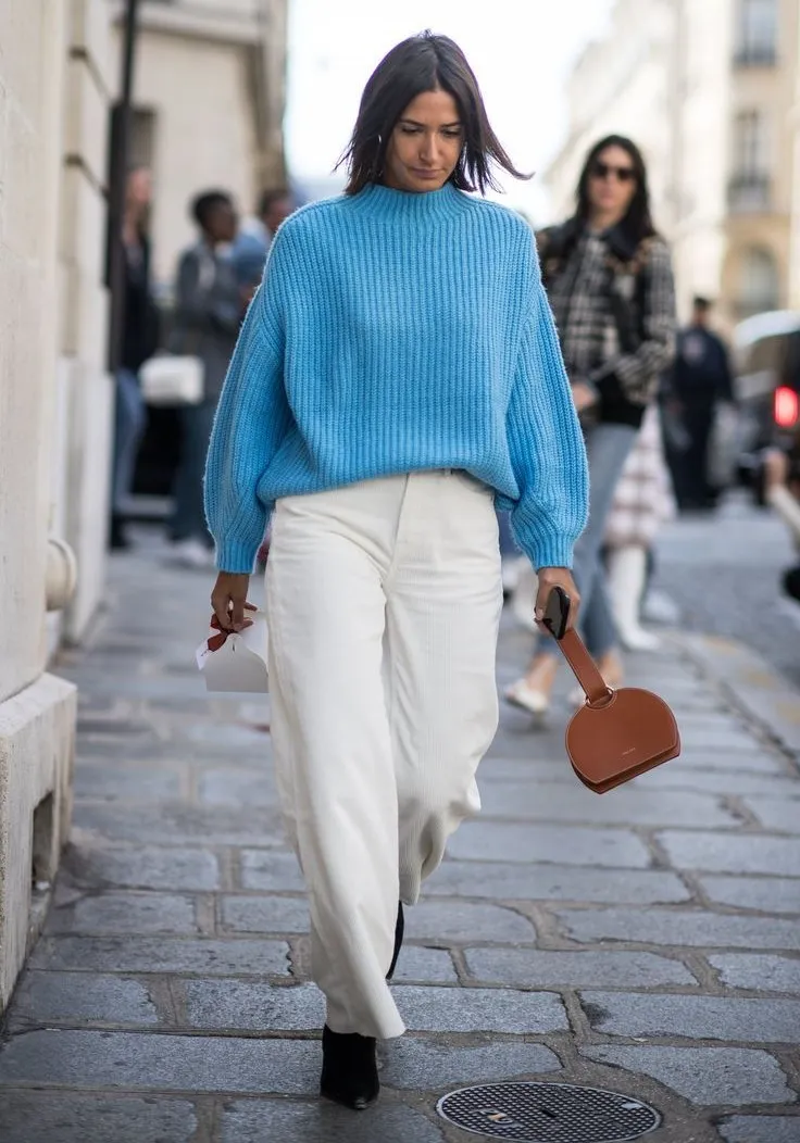 Gợi ý mix quần trắng ống đứng và áo len màu xanh lam trẻ trung (Nguồn: Internet)