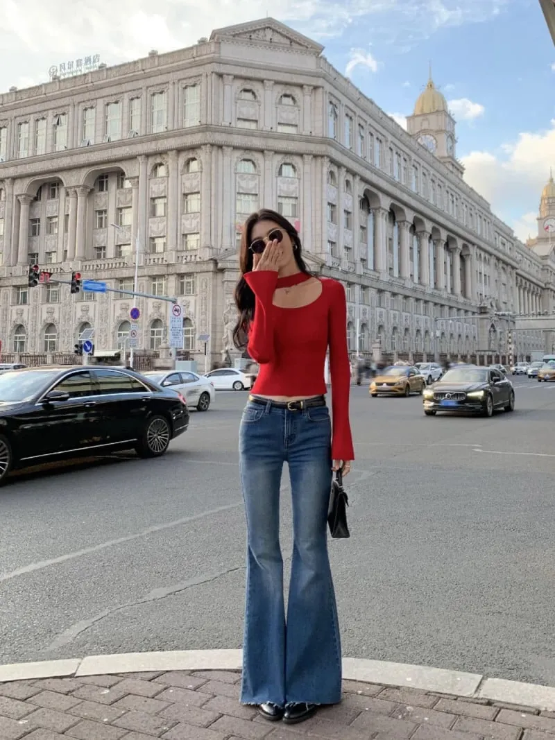 Gợi ý outfit dạo phố mùa Tết với quần ống loe và áo len đỏ
