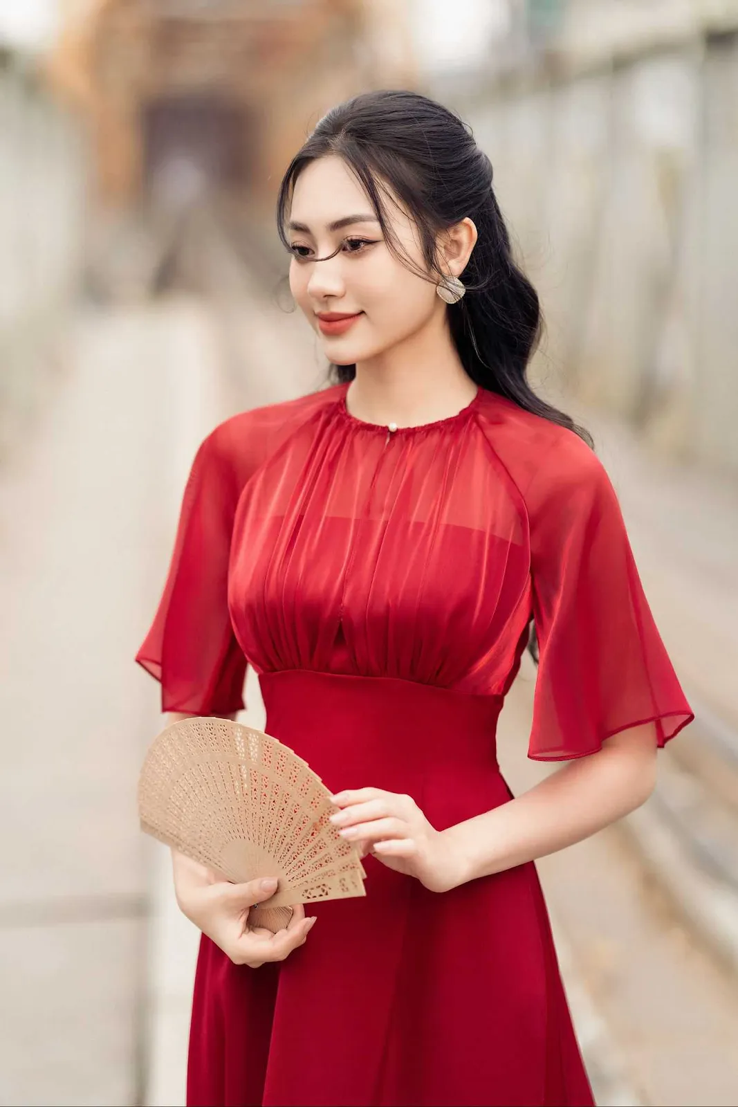 Gợi ý phối áo dài cách tân màu đỏ và quạt tre đơn giản