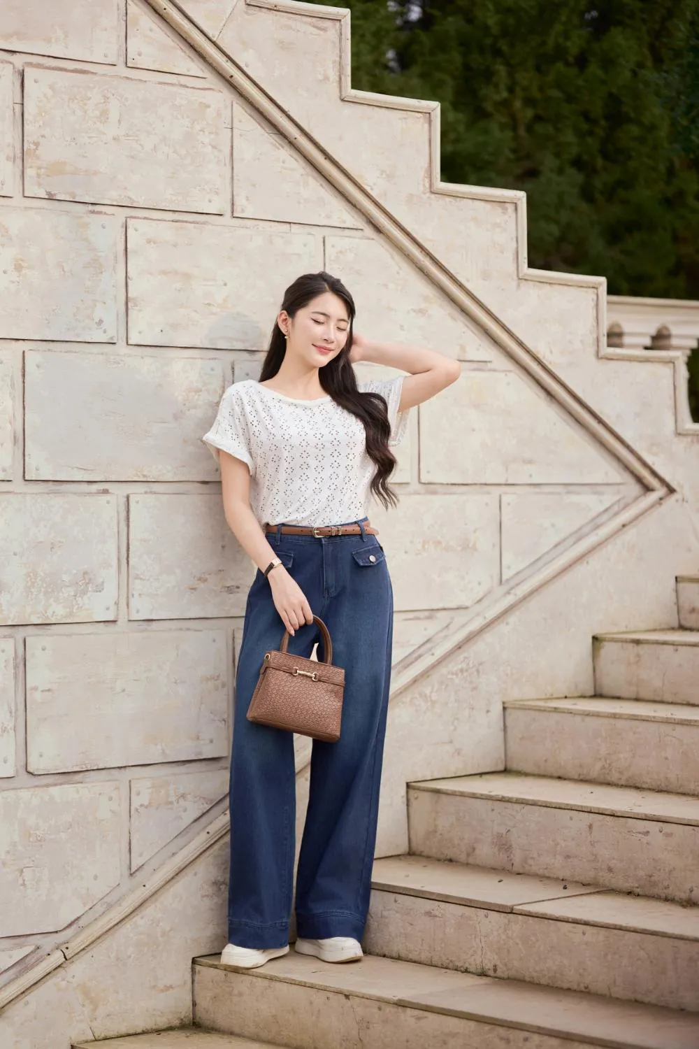 Gợi ý phối đồ Tết với quần jean ống đứng và áo kiểu xinh xắn