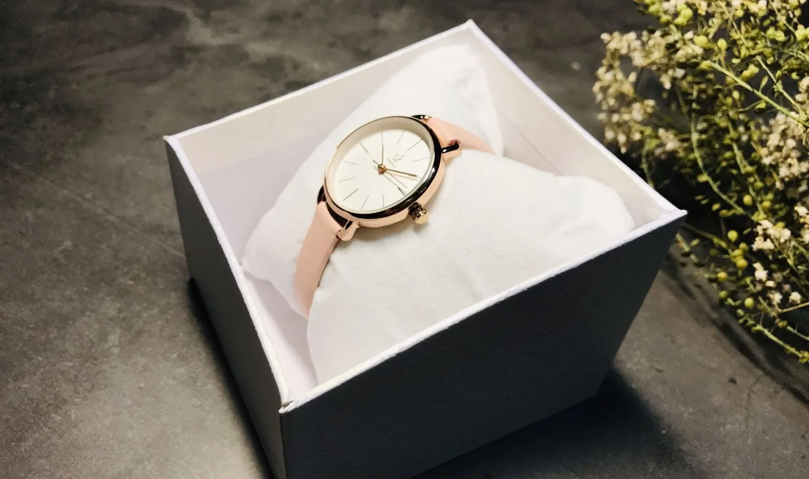 Gợi ý quà tặng 20/10 cho cô giáo là đồng hồ nữ đơn giản, nhẹ nhàng (Nguồn: Internet)