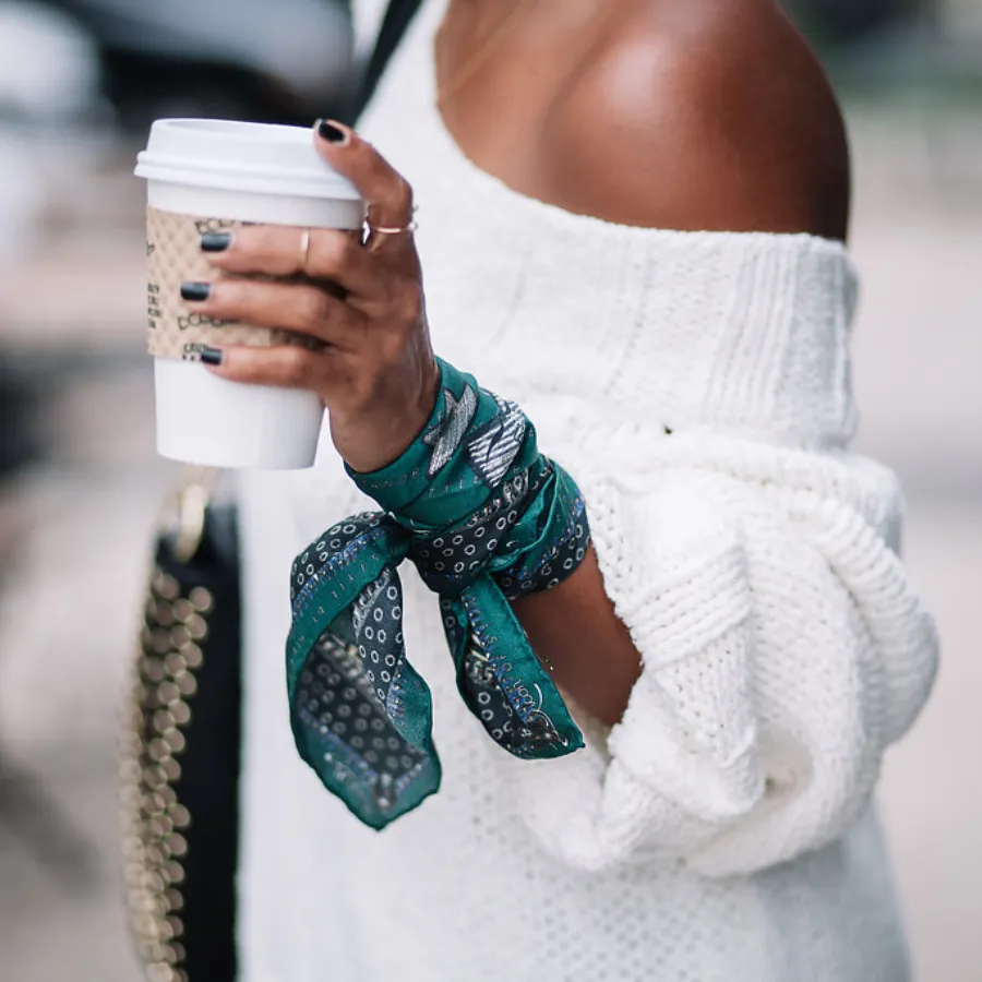 Gợi ý sử dụng khăn bandana quấn quanh cổ tay phong cách (Nguồn: Internet)