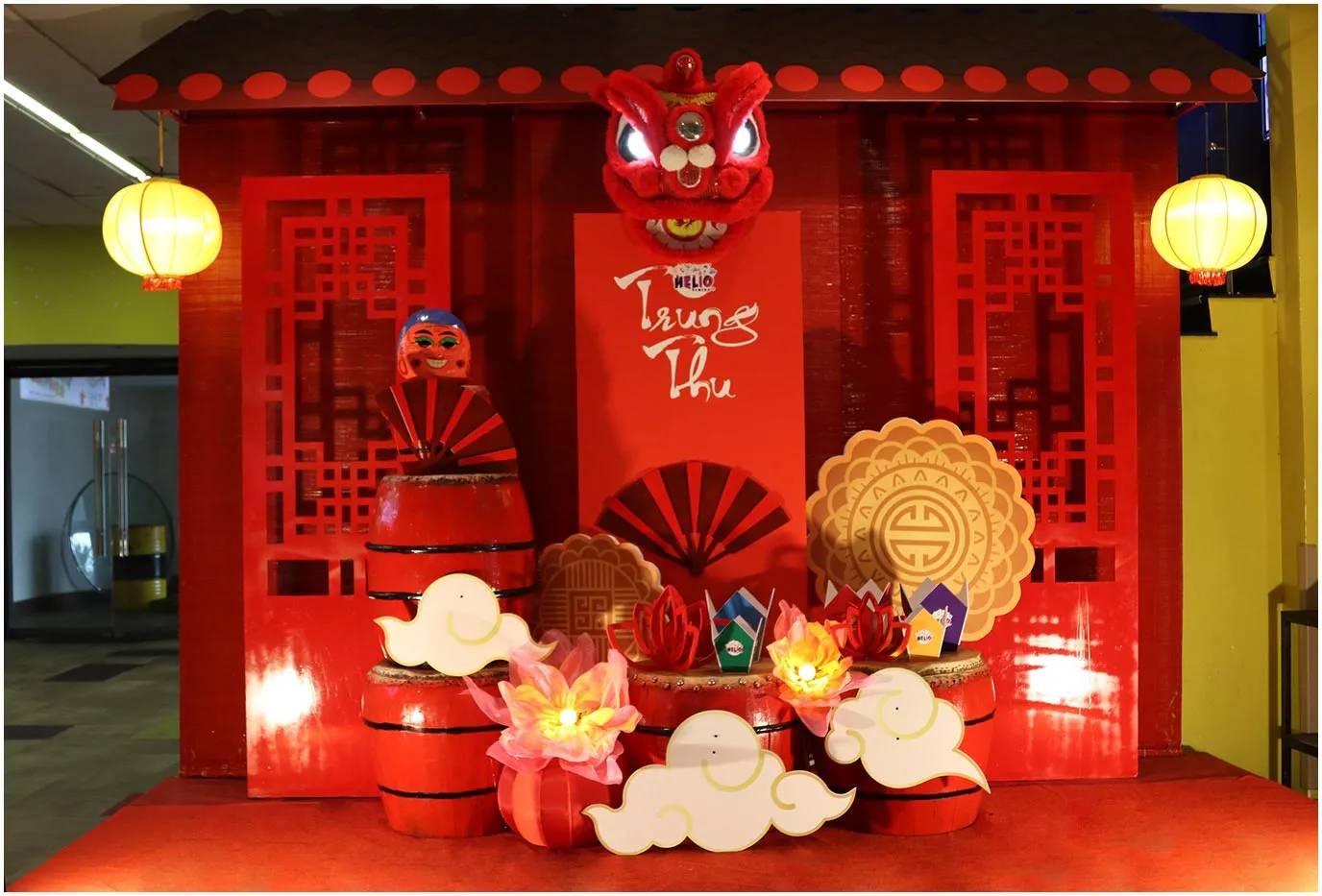 Gợi ý trang trí backdrop chụp ảnh trung thu với lồng đèn rực rỡ (Nguồn: Internet)