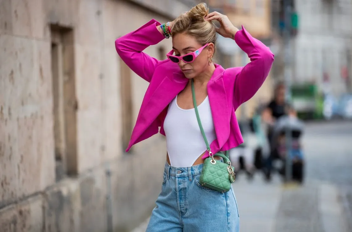 Bạn nên mix hồng cánh sen với nhiều màu khác để làm hài hòa outfit lại (Nguồn: Internet)
