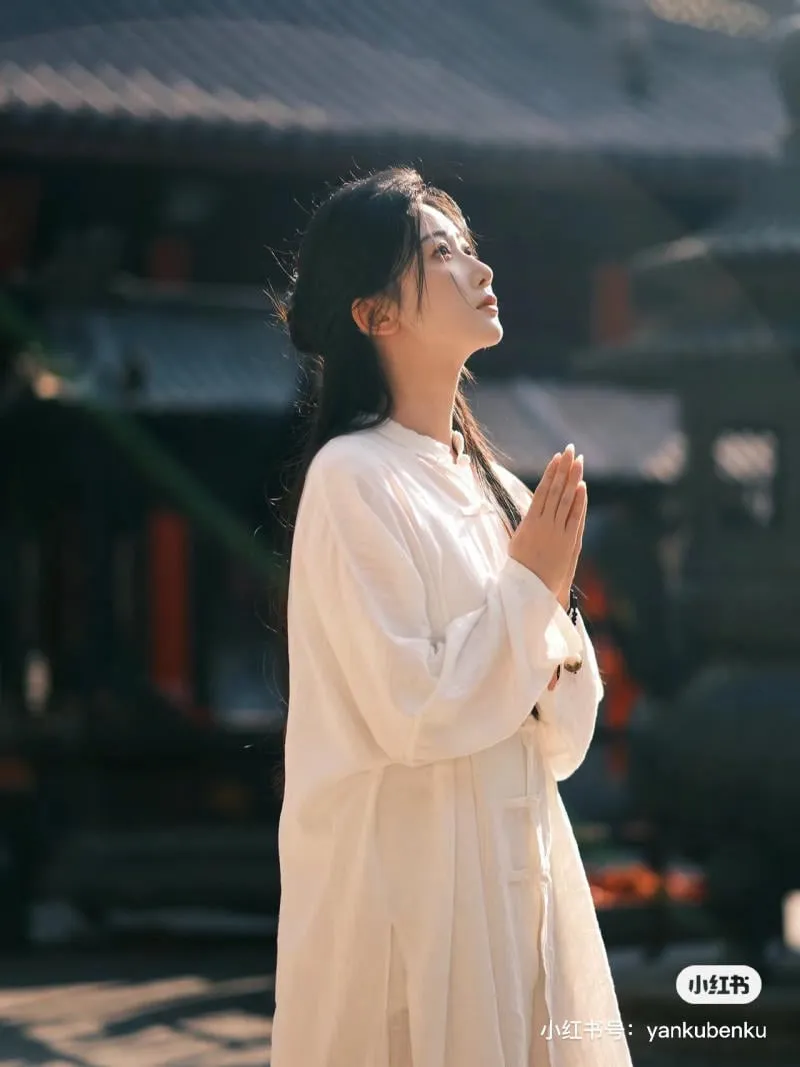 Hành vi và thái độ nghiêm trang không cười cợt trong khuôn viên chùa