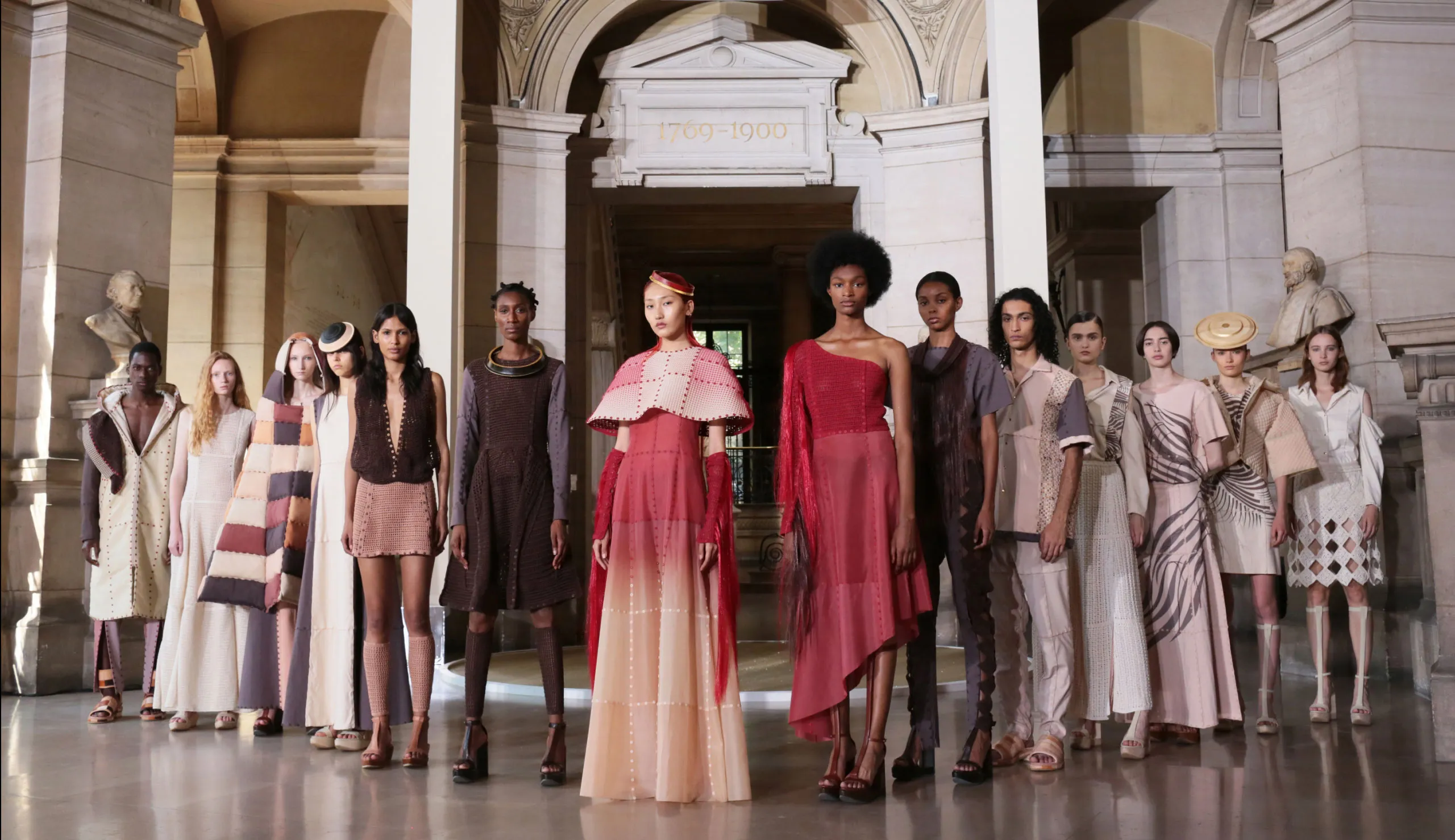 High fashion là thuật ngữ chỉ thời trang cao cấp, với những thiết kế độc đáo, mang tính nghệ thuật