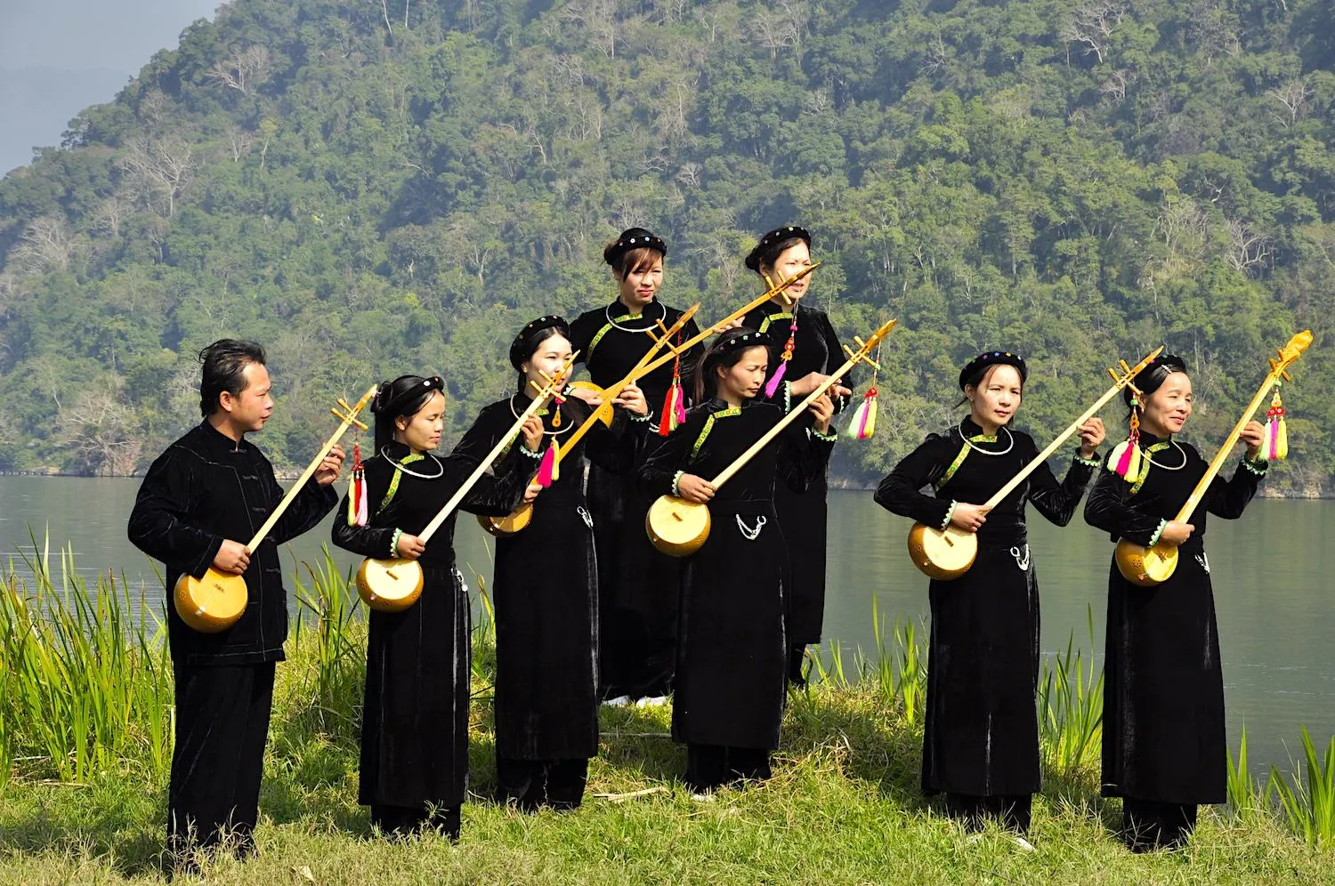 Hình ảnh trang phục dân tộc Tày đơn giản, đậm bản sắc dân tộc
