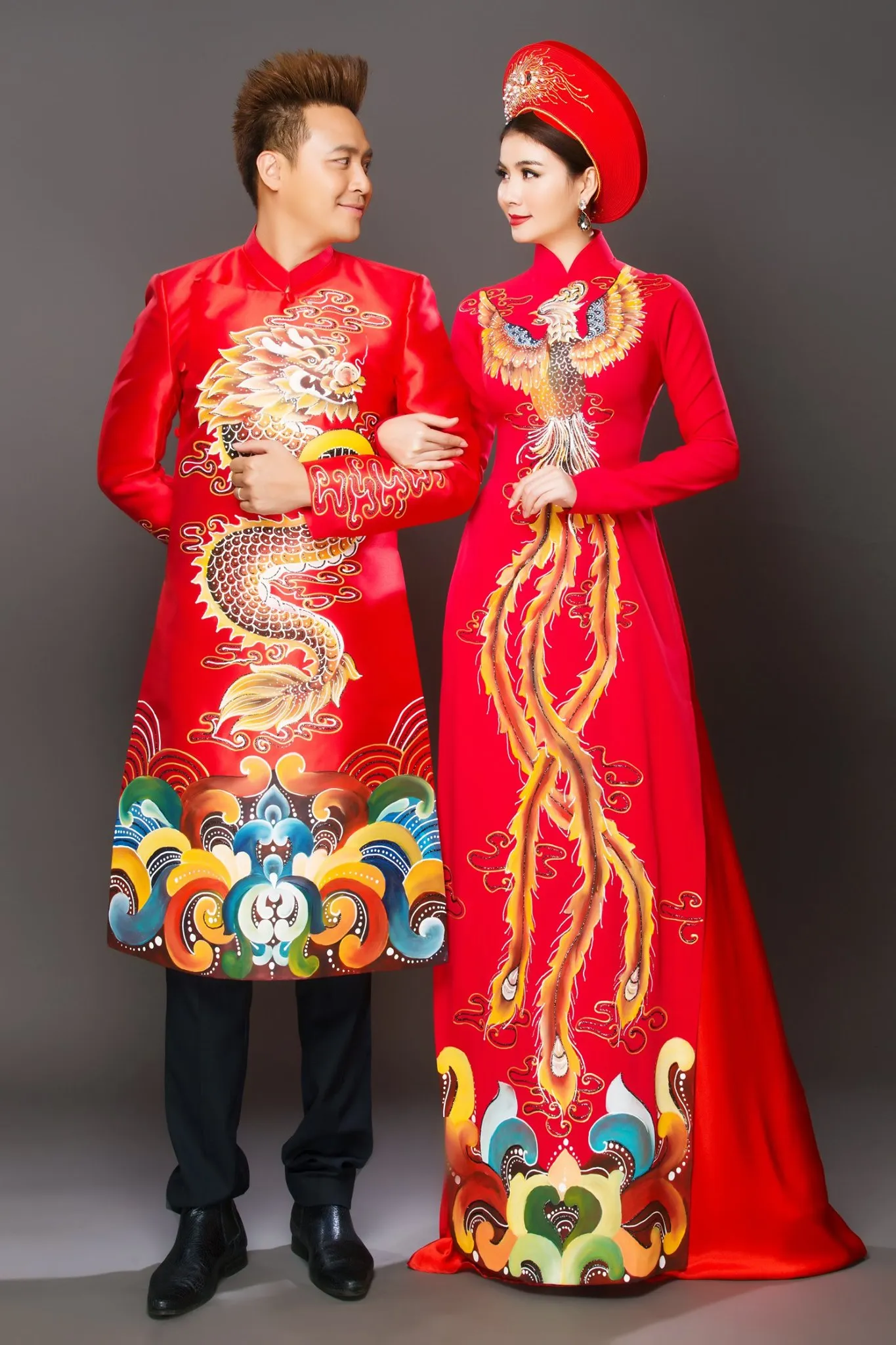 Họa tiết rồng, phượng sum vầy ở áo dài cưới