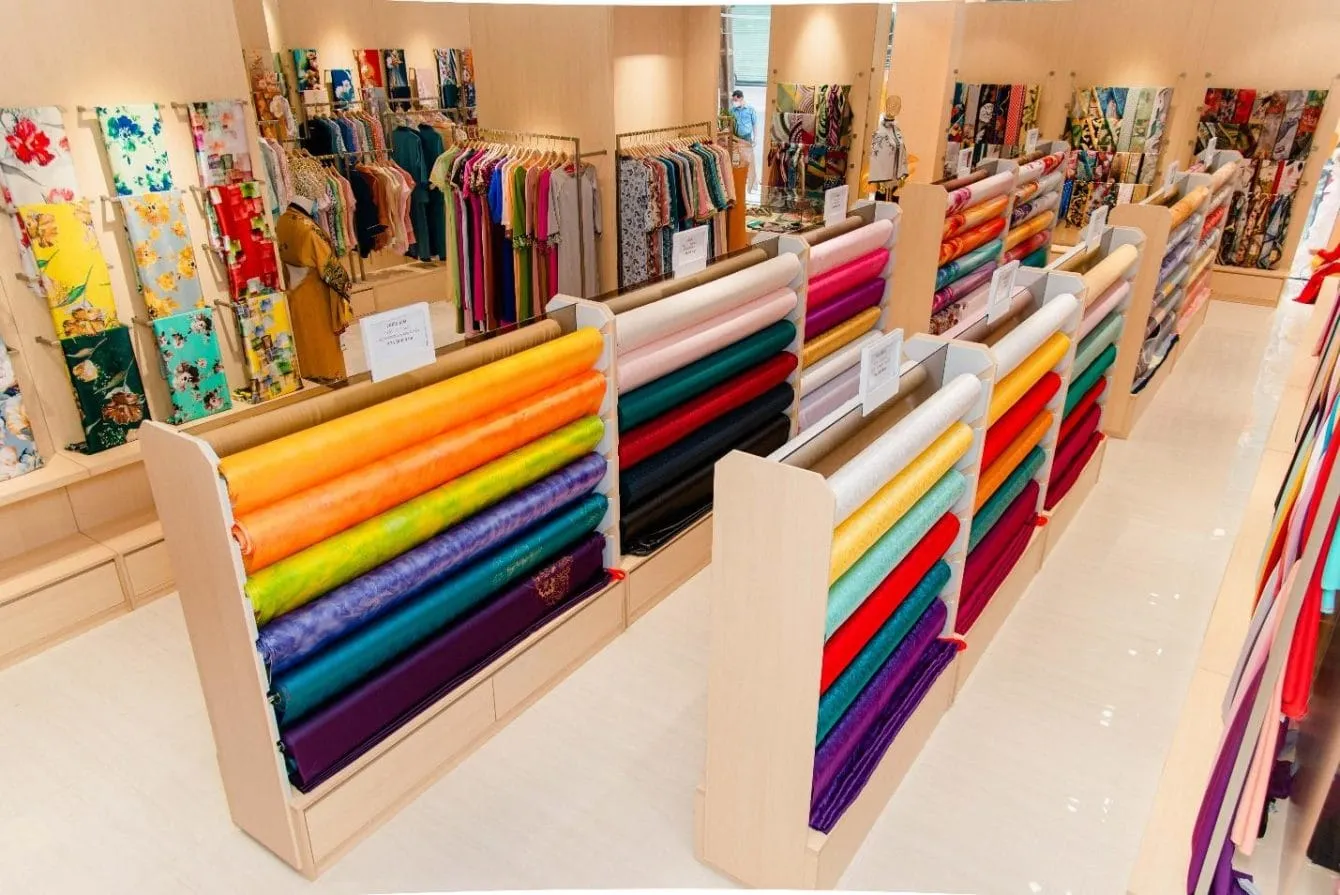 Học sinh có thể tặng cô giáo các loại vải may áo dài đơn giản, trẻ trung (Nguồn: Internet)