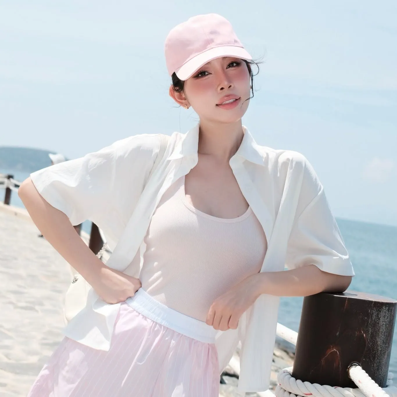 Áo tank top phối quần short là công thức đơn giản cho lịch trình vui chơi và dạo biển Hội An