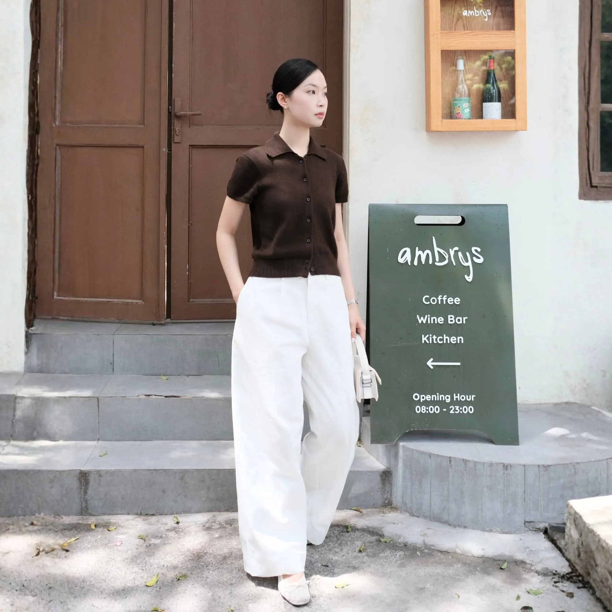 Áo thun phối quần ống suông thuận tiện khi tham quan và trải nghiệm thuyền thúng tại rừng dừa Bảy Mẫu