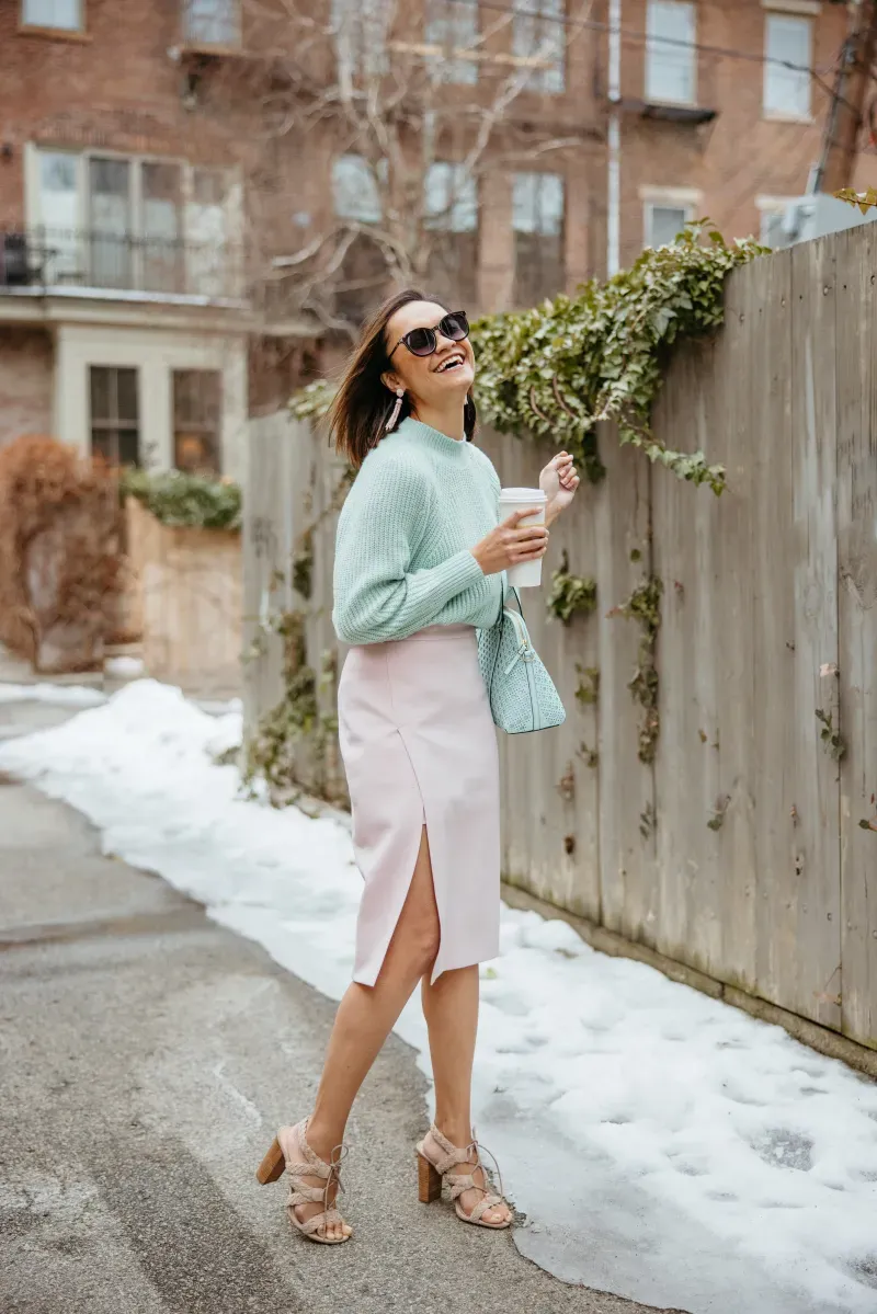 Đơn giản, nhẹ nhàng nhưng đầy thu hút với outfit màu hồng pastel dịu nhẹ và xanh pastel bạc hà (Nguồn: Internet)
