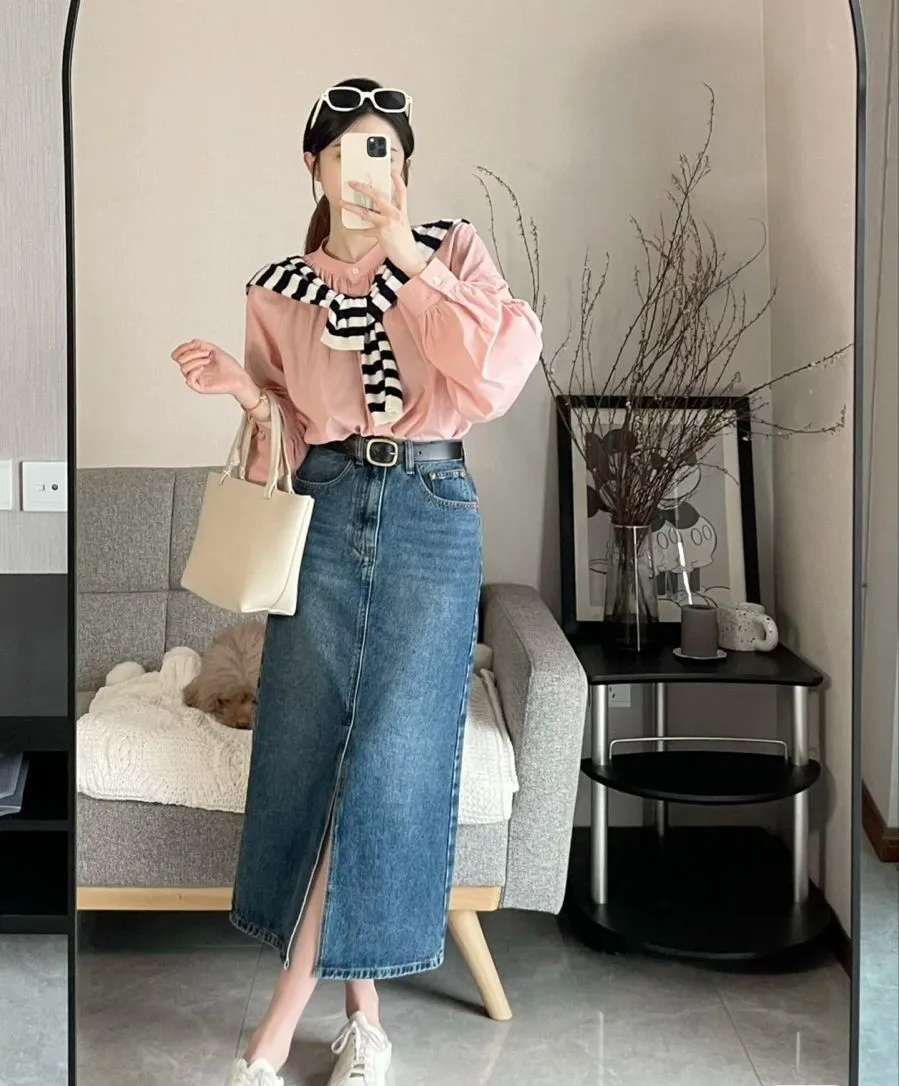 Năng động, trẻ trung trong outfit streetwear mix 2 màu xanh denim và hồng pastel (Nguồn: Internet)