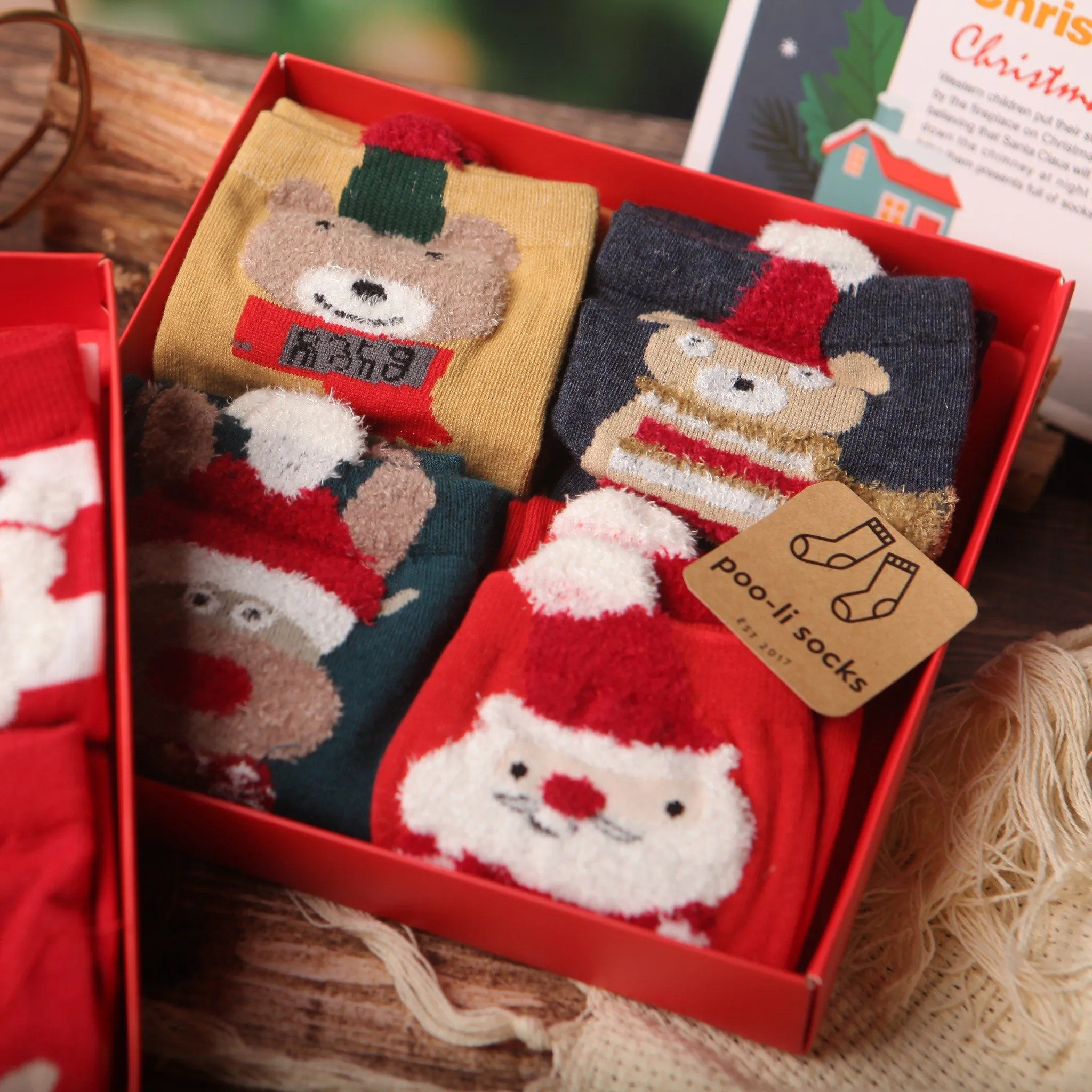 Hộp quà tặng Noel ý nghĩa, dễ thương là 4 đôi vớ có họa tiết Giáng sinh