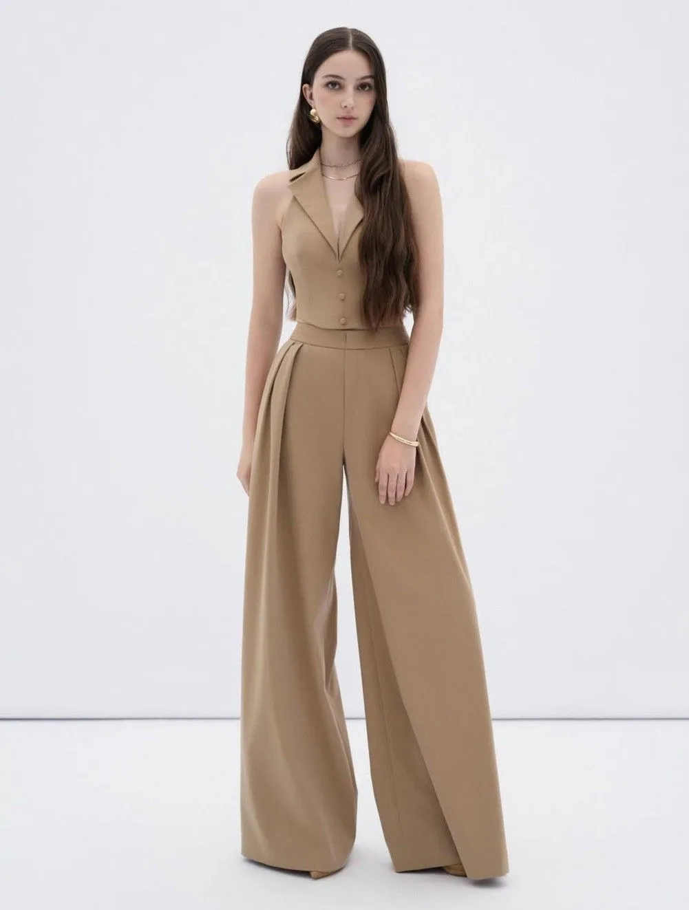 Kiểu jumpsuit dài ống rộng tone cam lạ mắt, độc đáo
