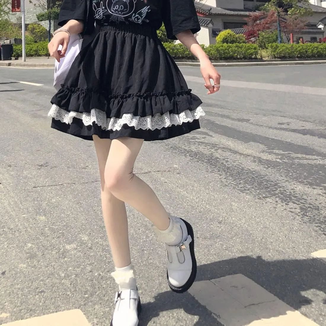 Kết hợp giày Lolita trắng và váy đen chữ A ngọt ngào (Nguồn: Internet)