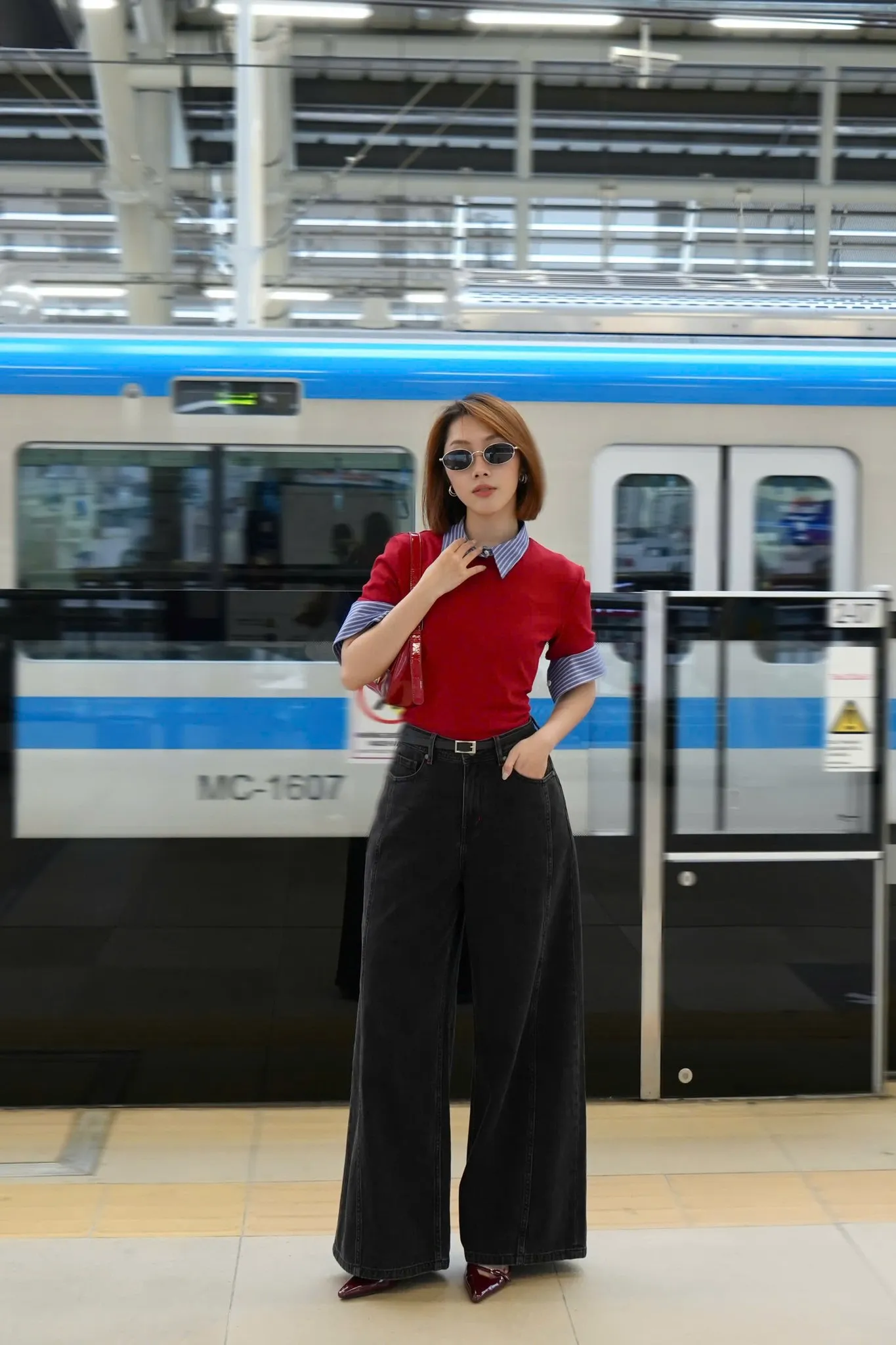 Phối đồ thanh lịch khi mix màu đỏ với trắng