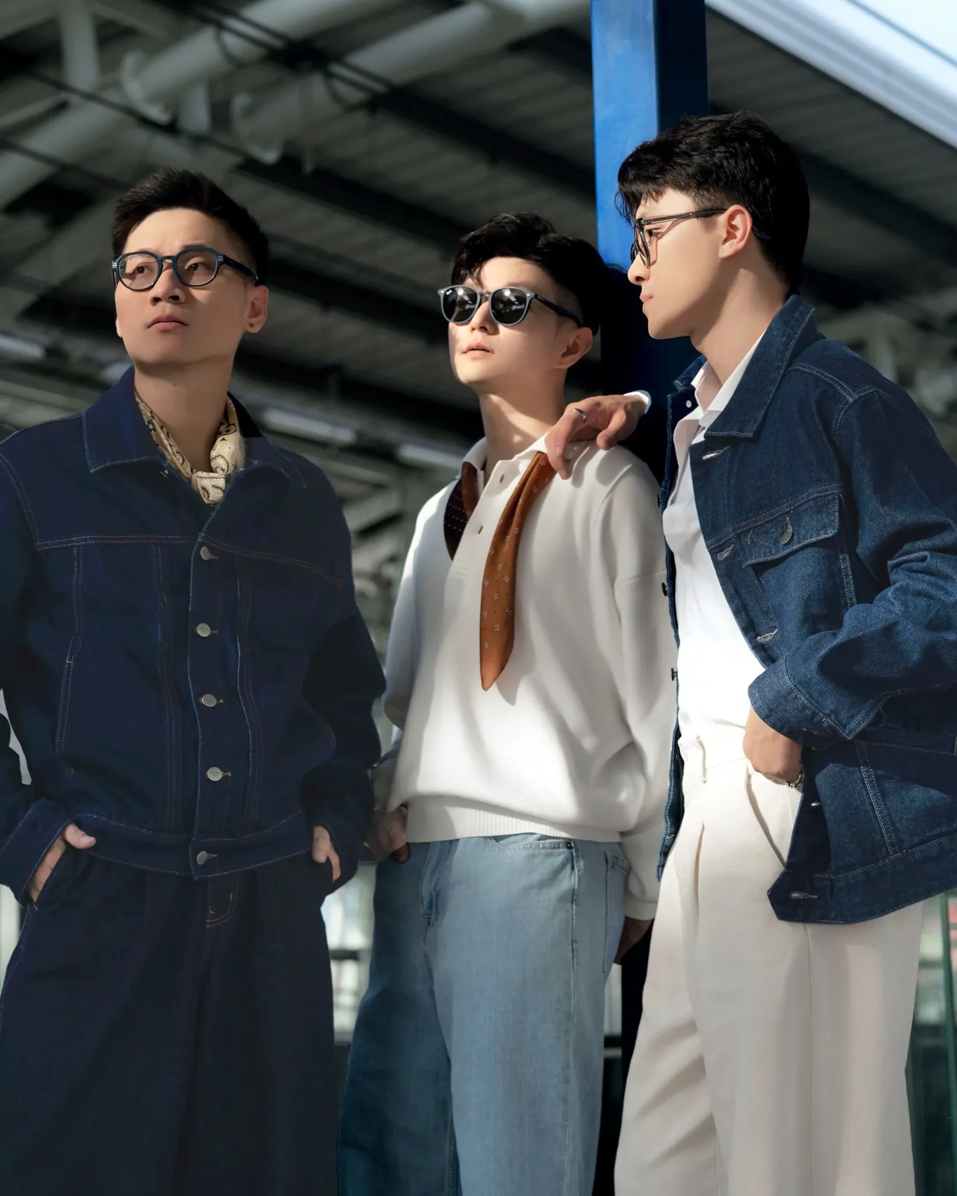 Kết hợp phụ kiện để tăng sức hút khi phối đồ với denim (Nguồn: Routine)