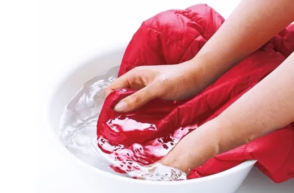 Khi giặt áo phao bằng tay, bạn không nên chà sát quá mạnh khiến áo mất phom (Nguồn: Internet)