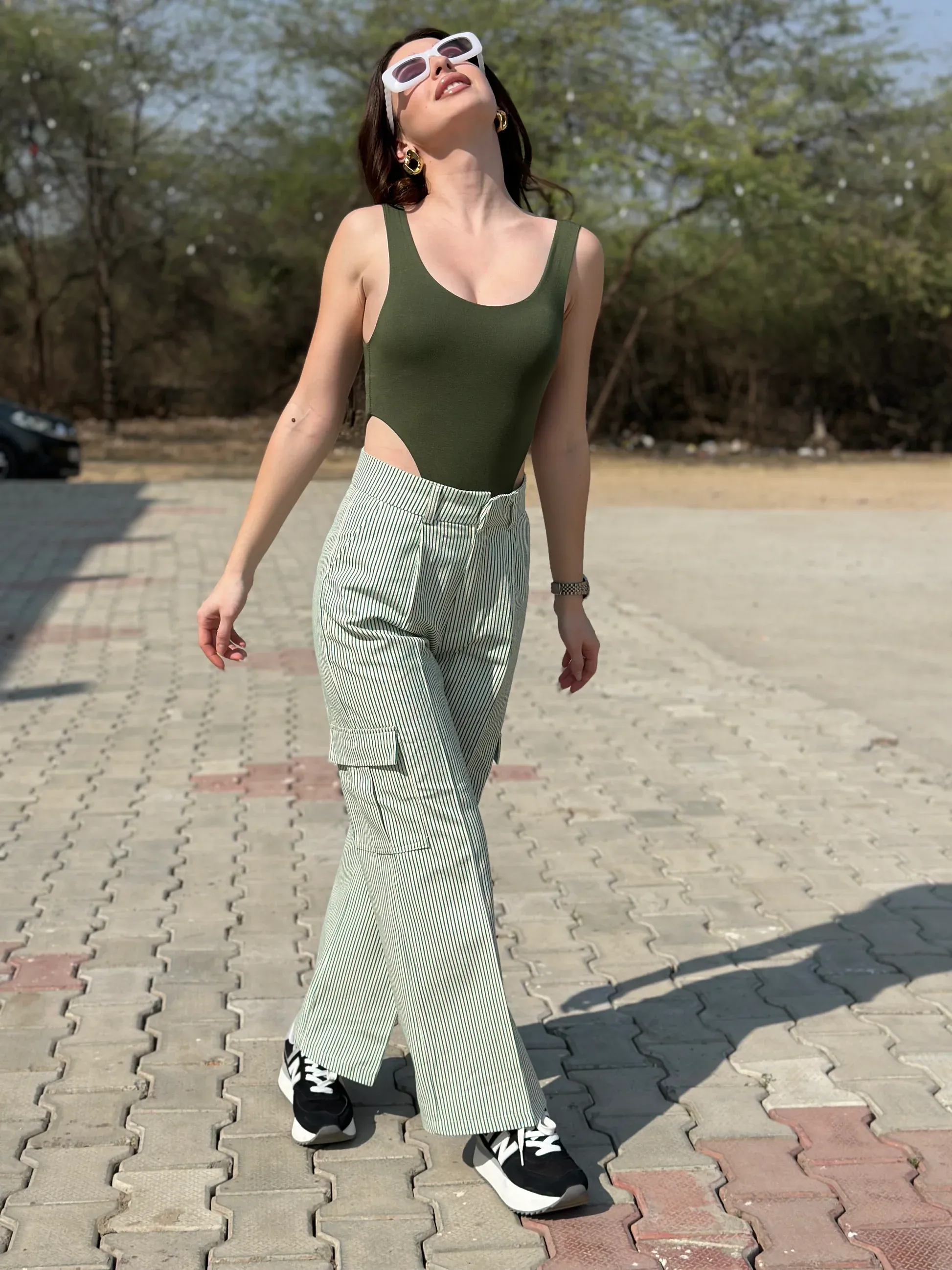 Khoe trọn vóc dáng sexy trong trang phục áo bodysuit cùng quần túi hộp (Nguồn: Internet)