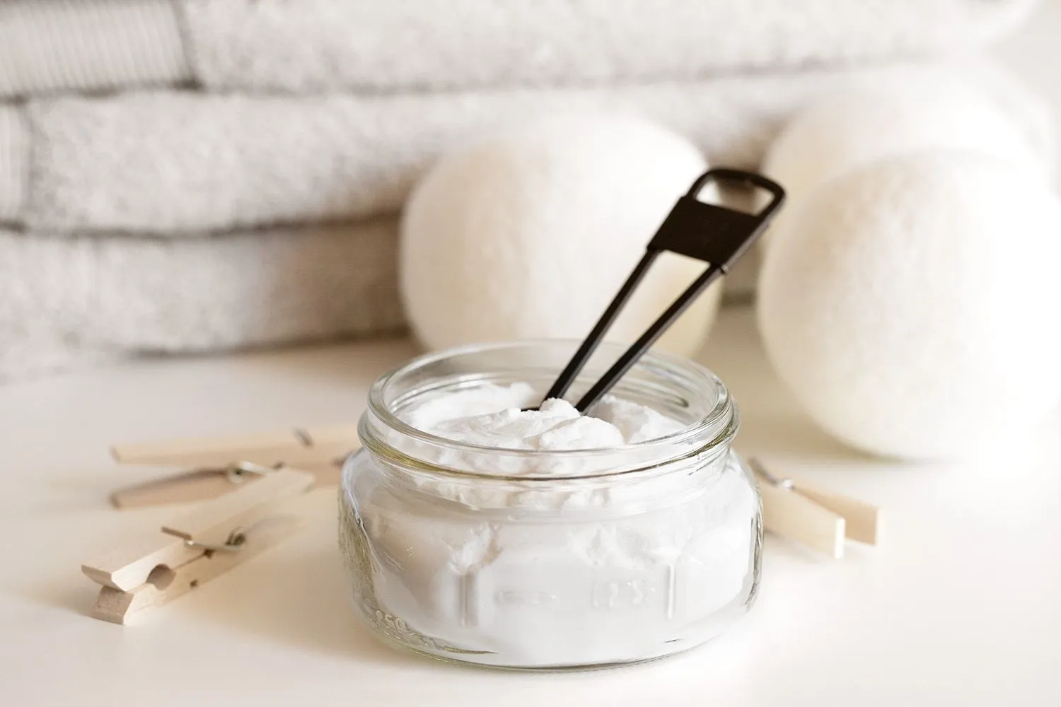 Baking soda là nguyên liệu quen thuộc để khử mùi hôi trên quần áo