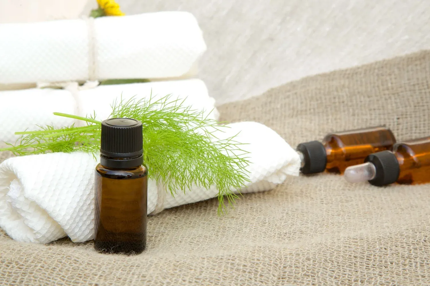 Tinh dầu thiên nhiên góp phần duy trì hương thơm cho quần áo sau khi đã được làm sạch và phơi khô
