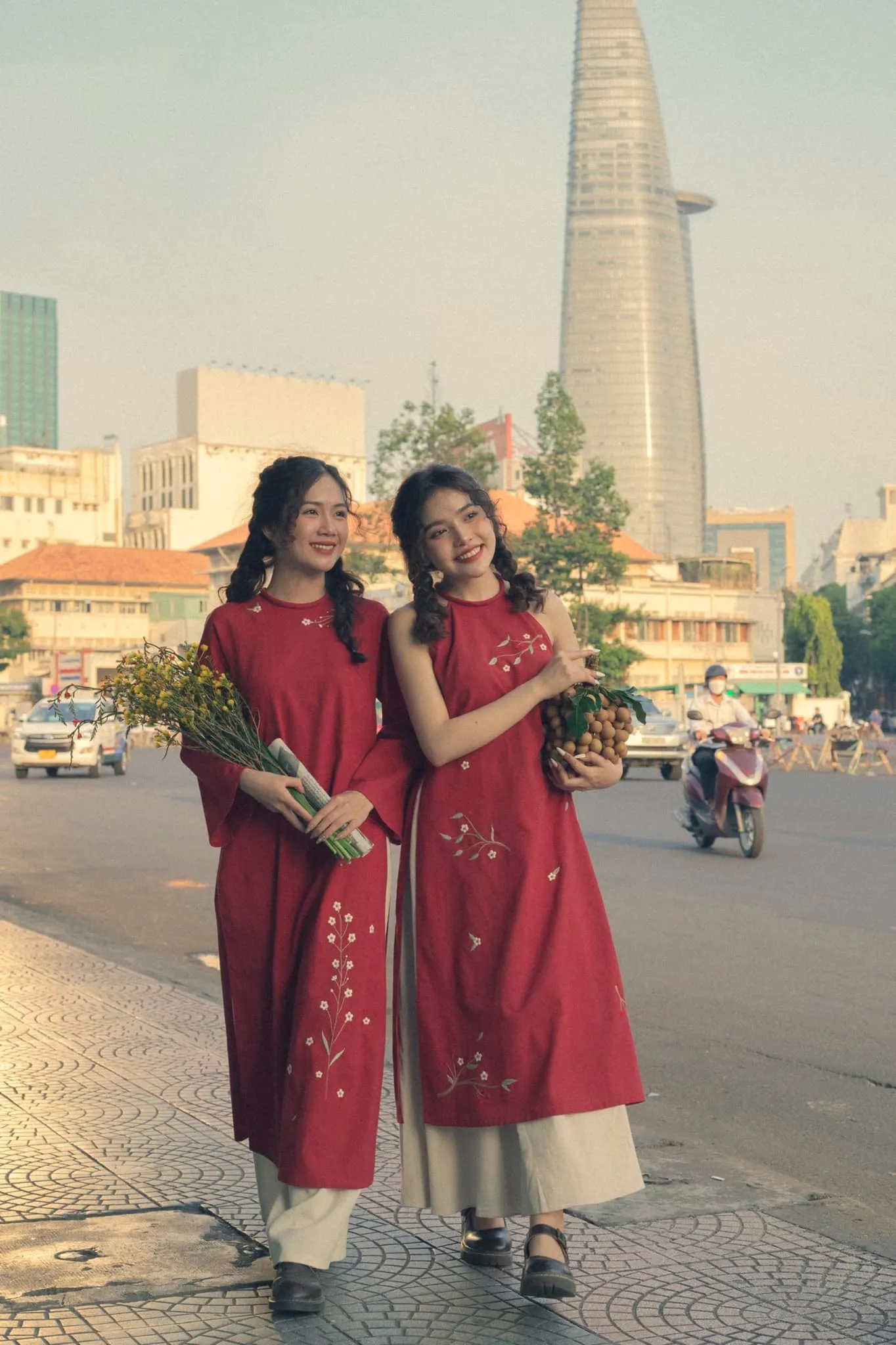 Khu vực chợ Bến Thành luôn thu hút giới trẻ chụp hình áo dài Tết