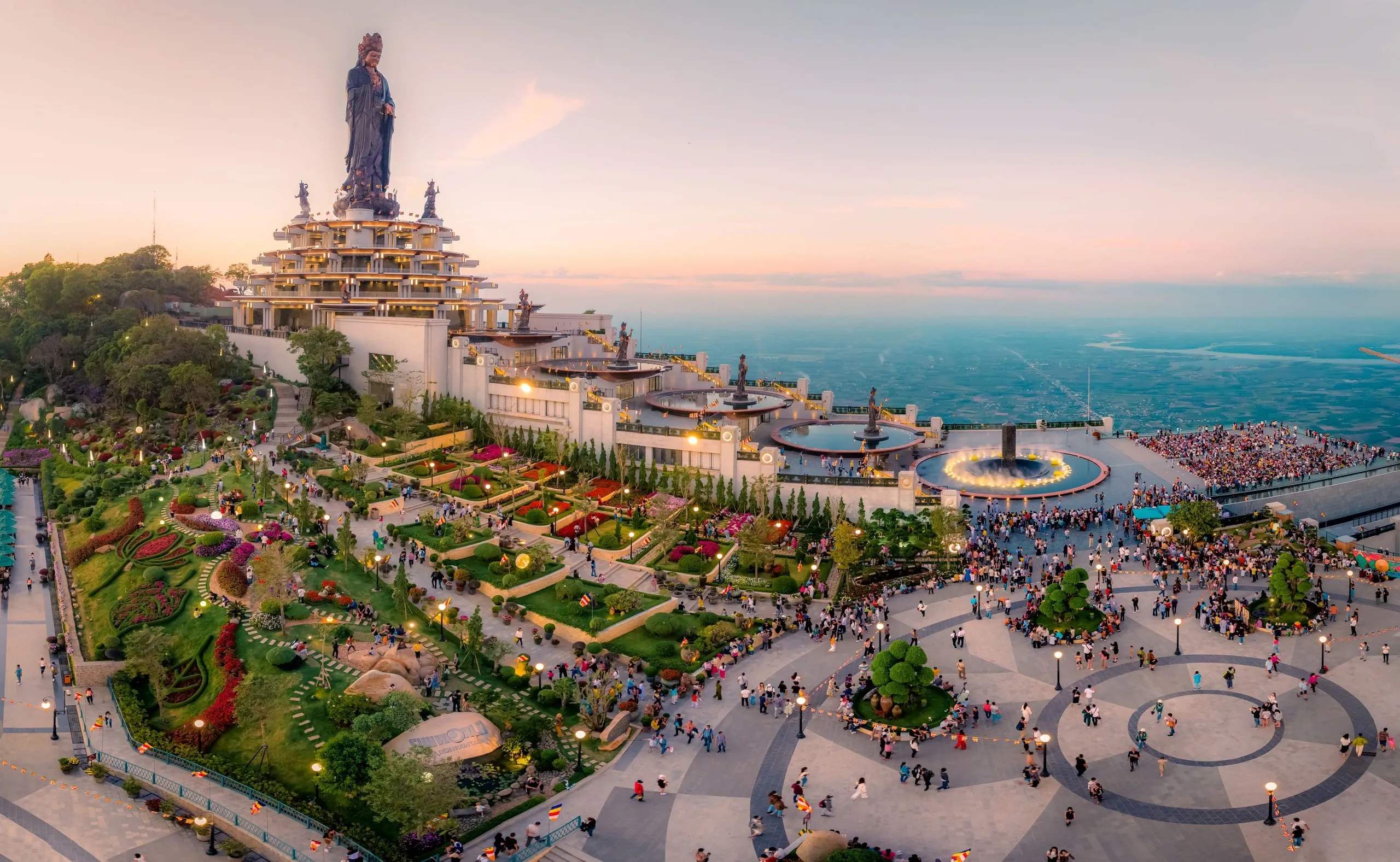 Đen đông đúc tại Tây Ninh
