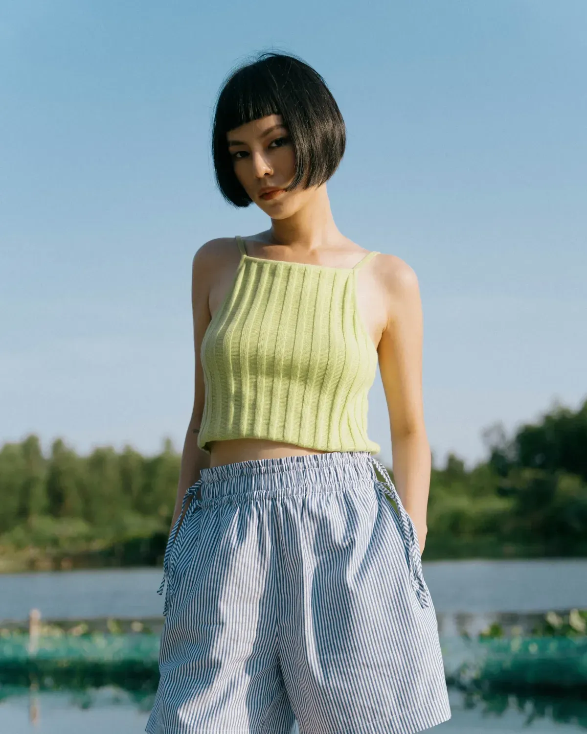 Kiểu áo ba lỗ nữ cổ yếm mix cùng quần short (Nguồn: Routine)